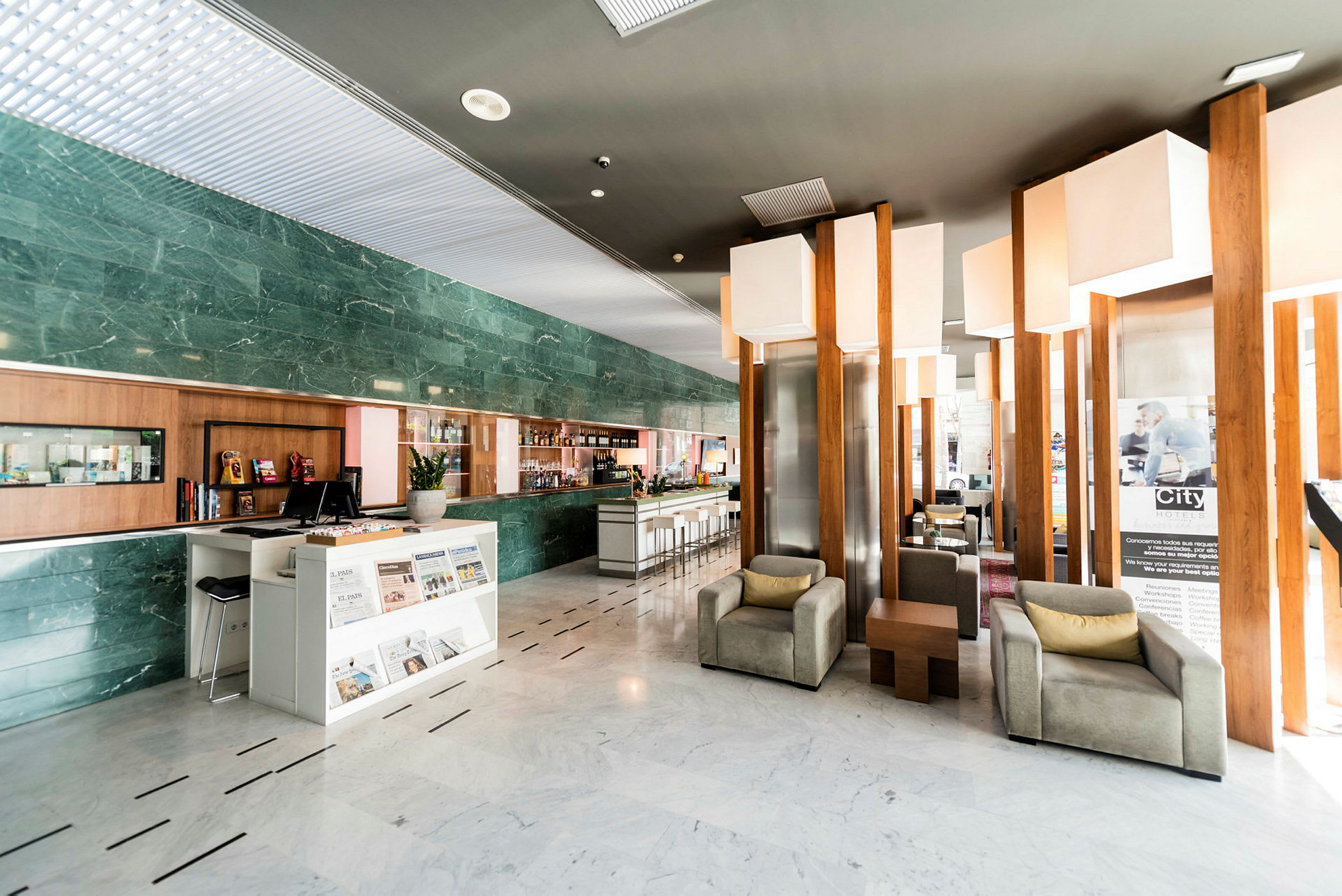 En hotellobby med sittgrupper och en receptionsdisk. (AI-genererad text)