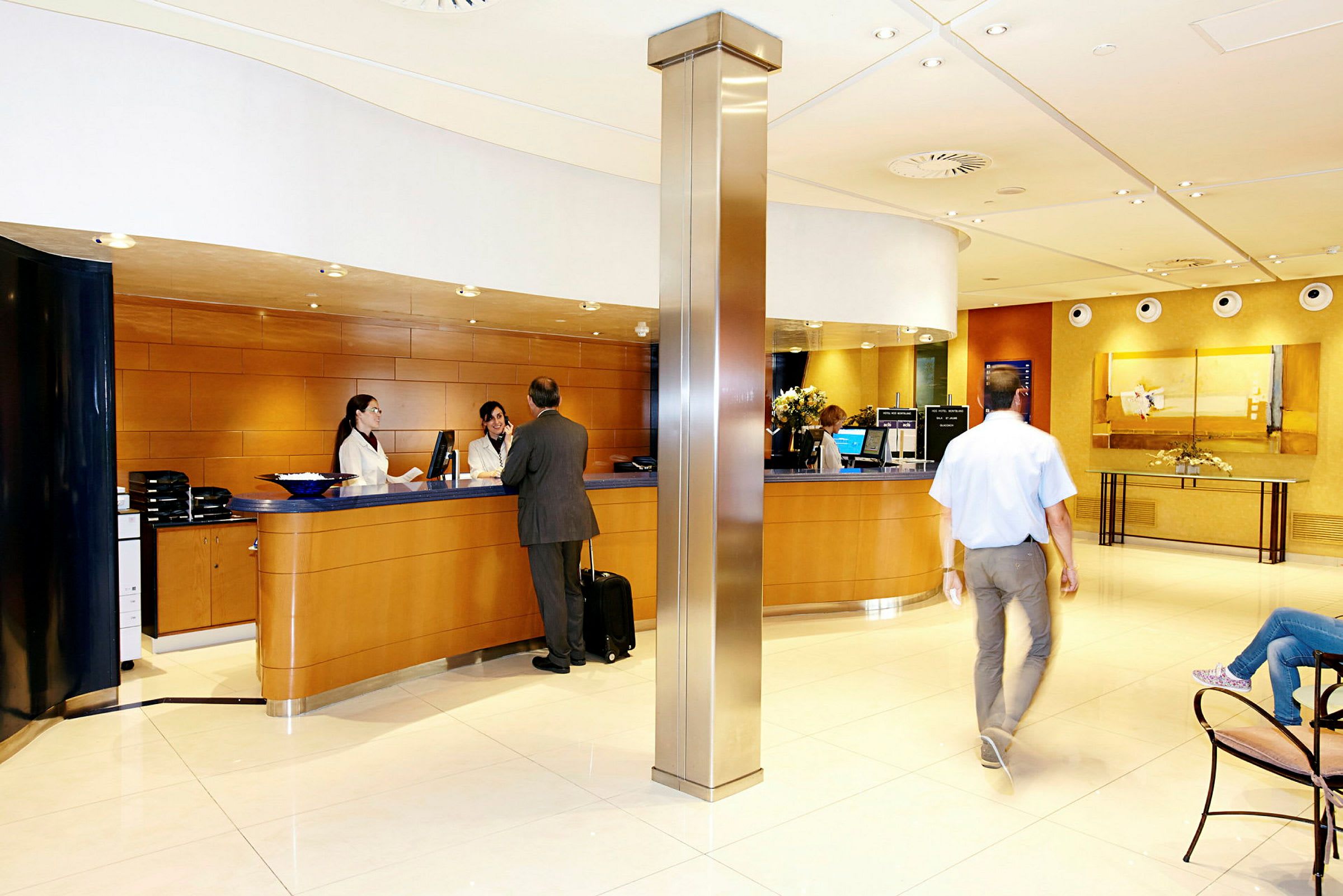 Hotellreception med personal och gäster. (AI-genererad text)