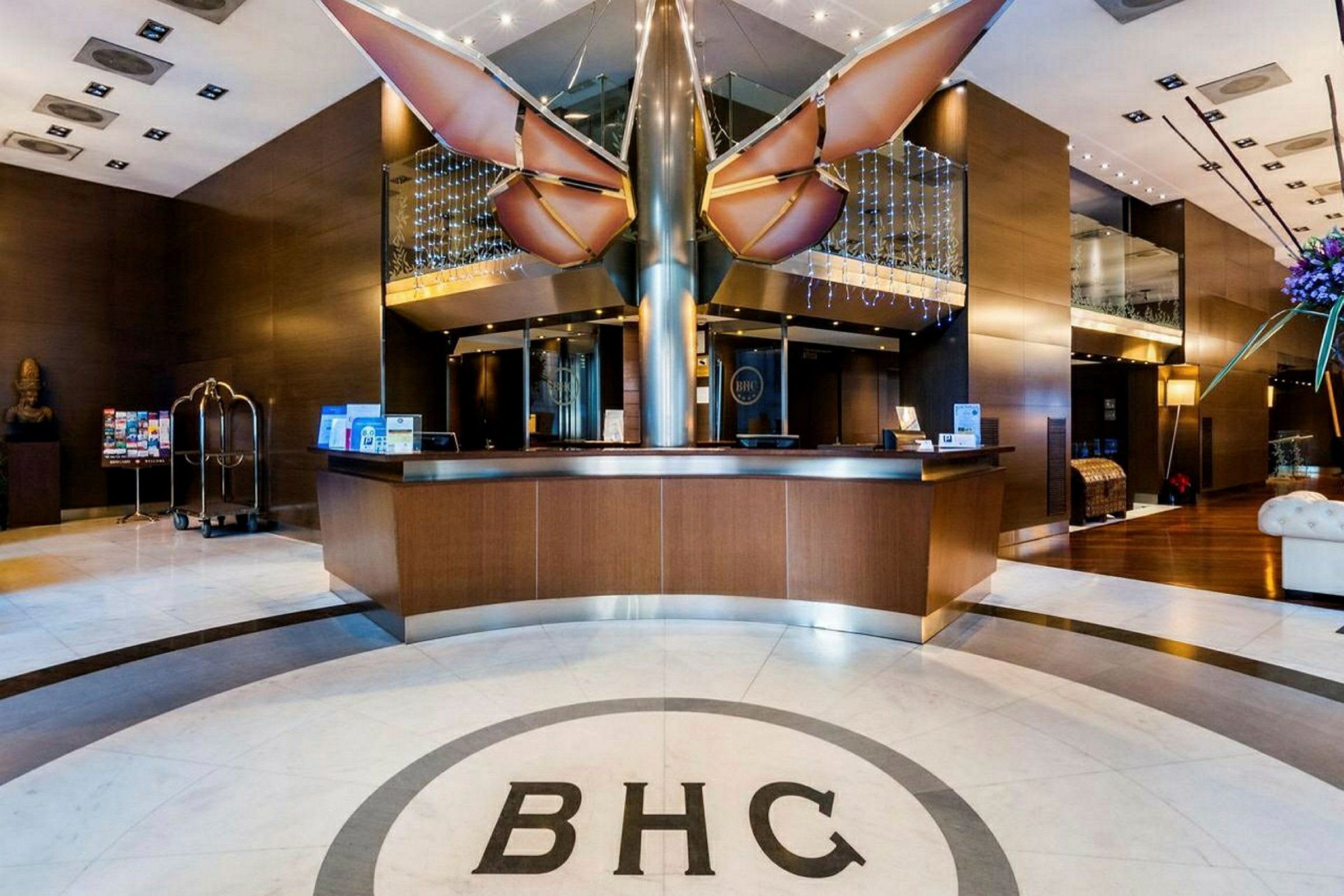 Hotellobby med reception och modern dekoration. (AI-genererad text)