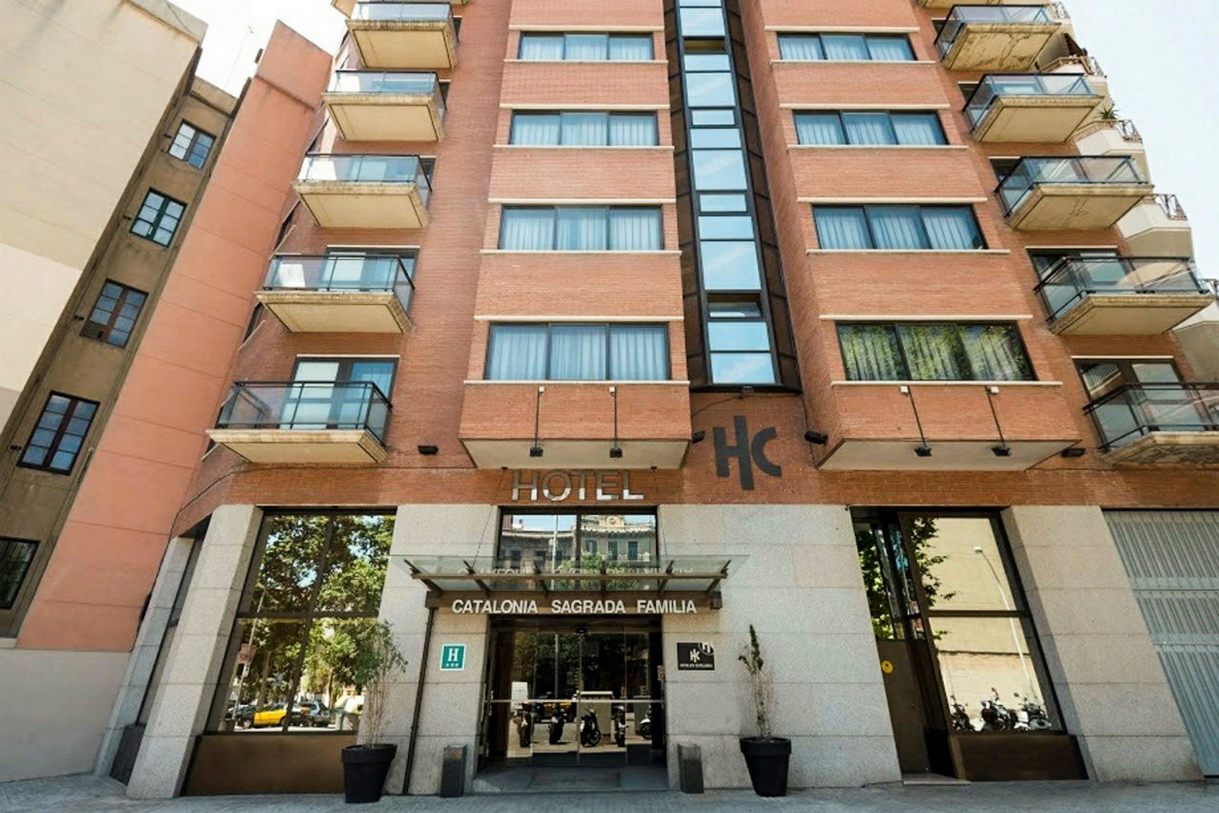 Fasad av ett hotell med skylttexten "Catalonia Sagrada Familia". (AI-genererad text)
