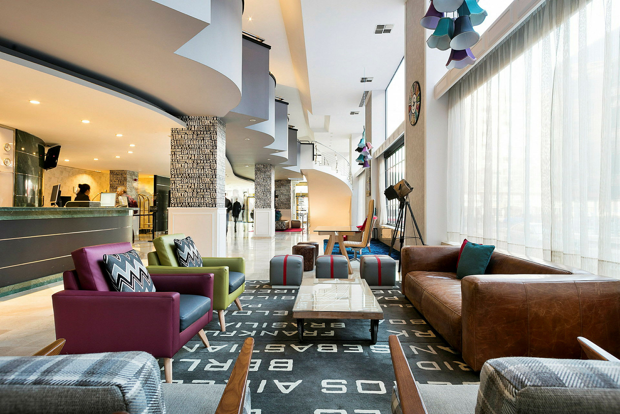 En hotellobby med sittgrupper, en reception och dekorationer. (AI-genererad text)
