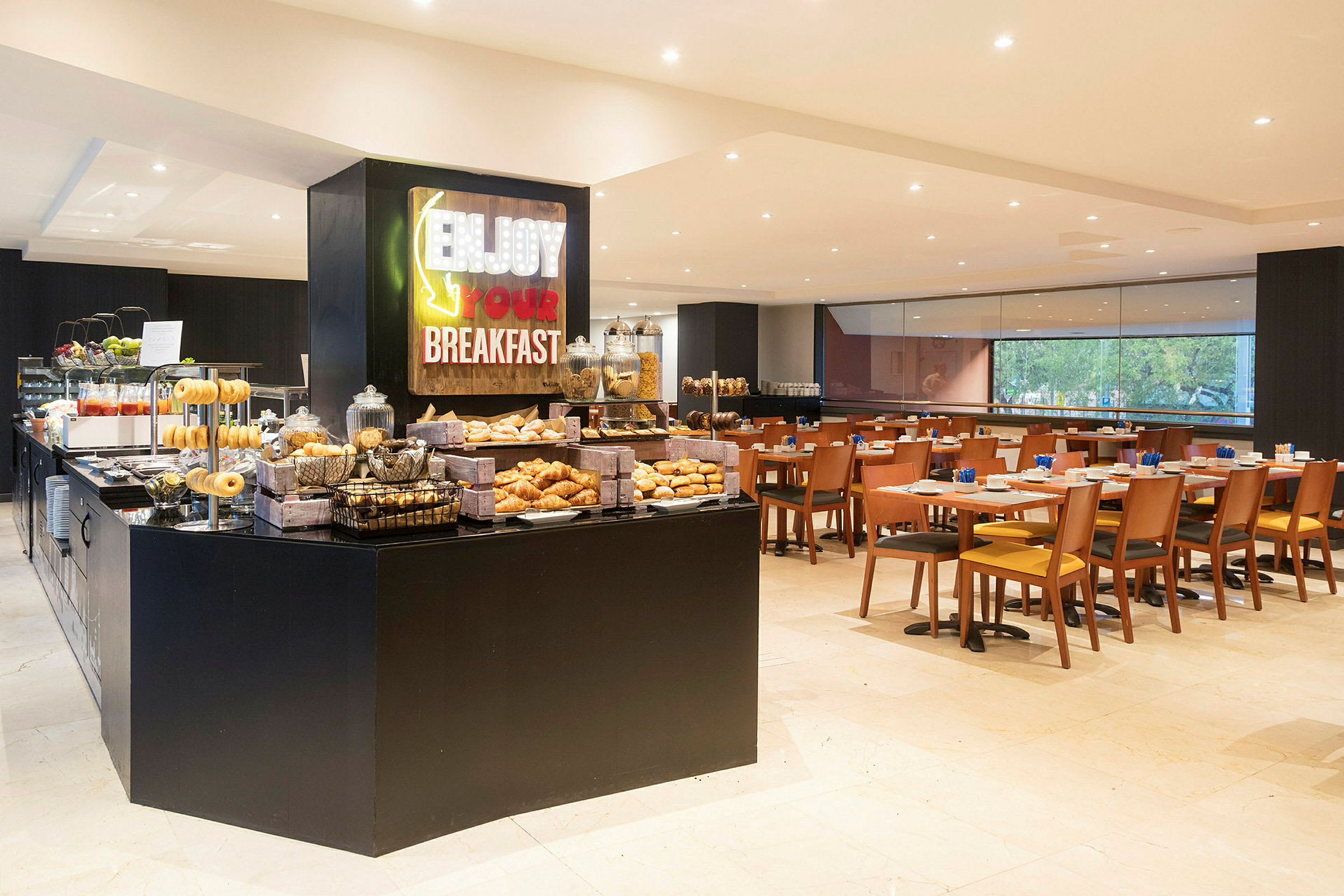 Bild av en frukostbuffé och matplats. Buffén erbjuder ett urval av bakverk och drycker. (AI-genererad text)