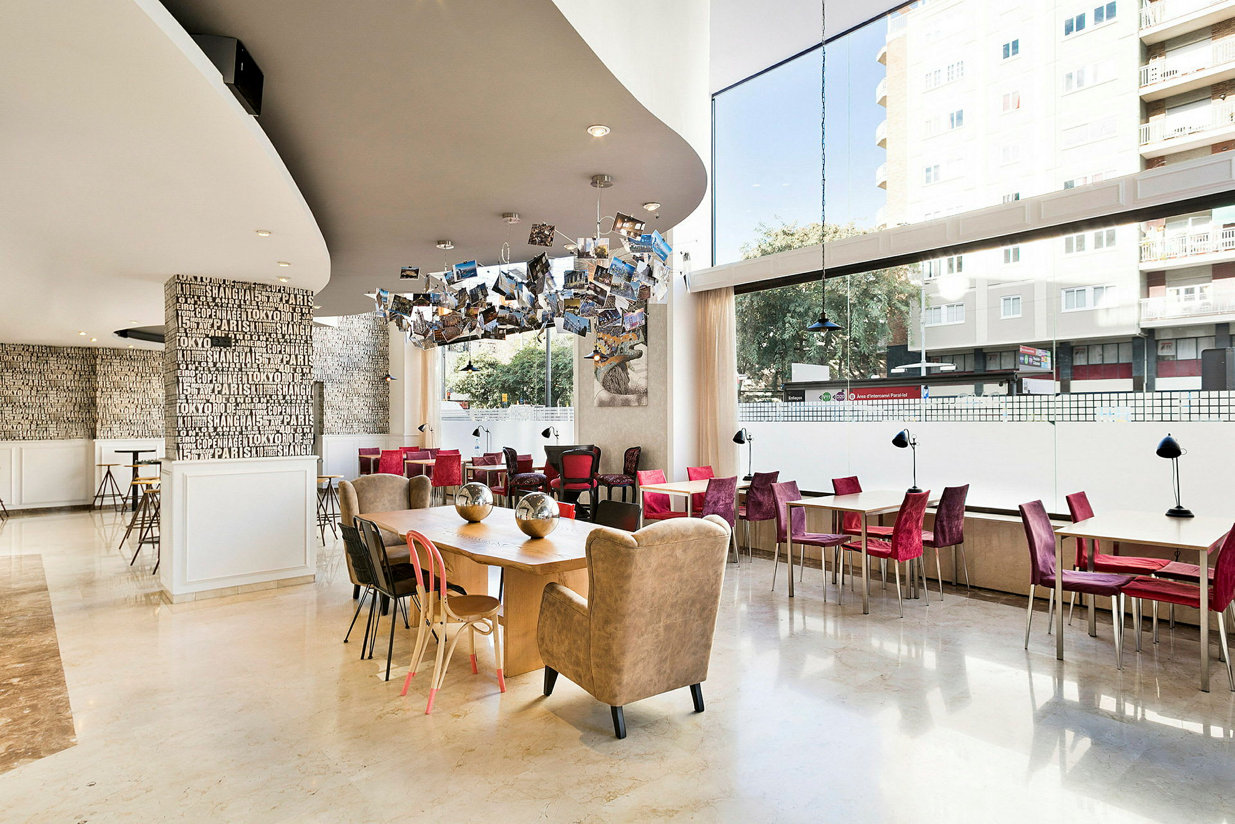 Interiör av en modern restaurang eller kafé med stiliga dekorationer och stora fönster. (AI-genererad text)