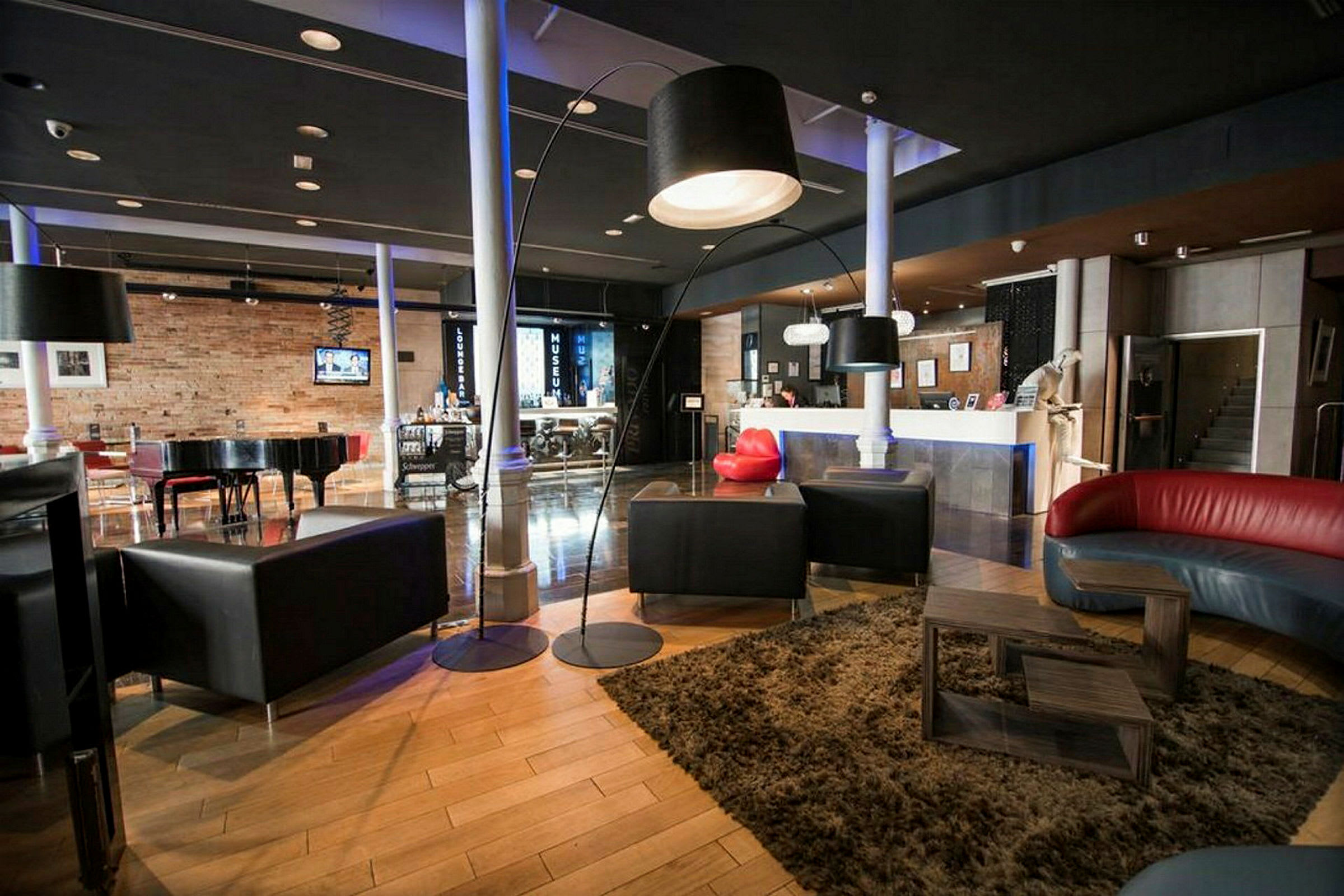 Hotelllobby med modern inredning, sittplatser och reception. (AI-genererad text)