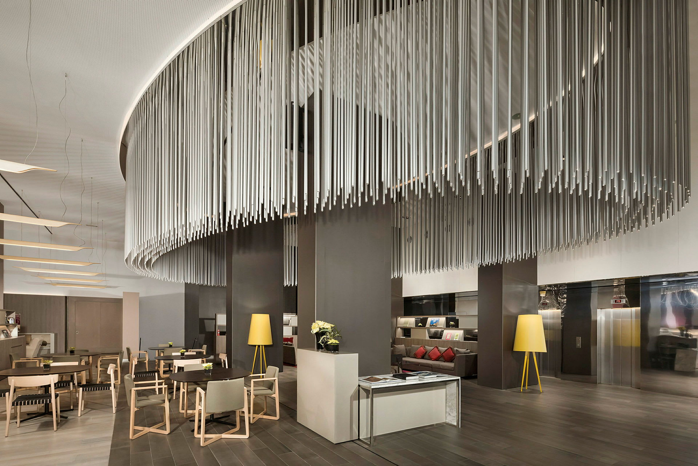 Interiör av en modern lounge med stilren design, sittplatser och dekorativa element i taket. (AI-genererad text)