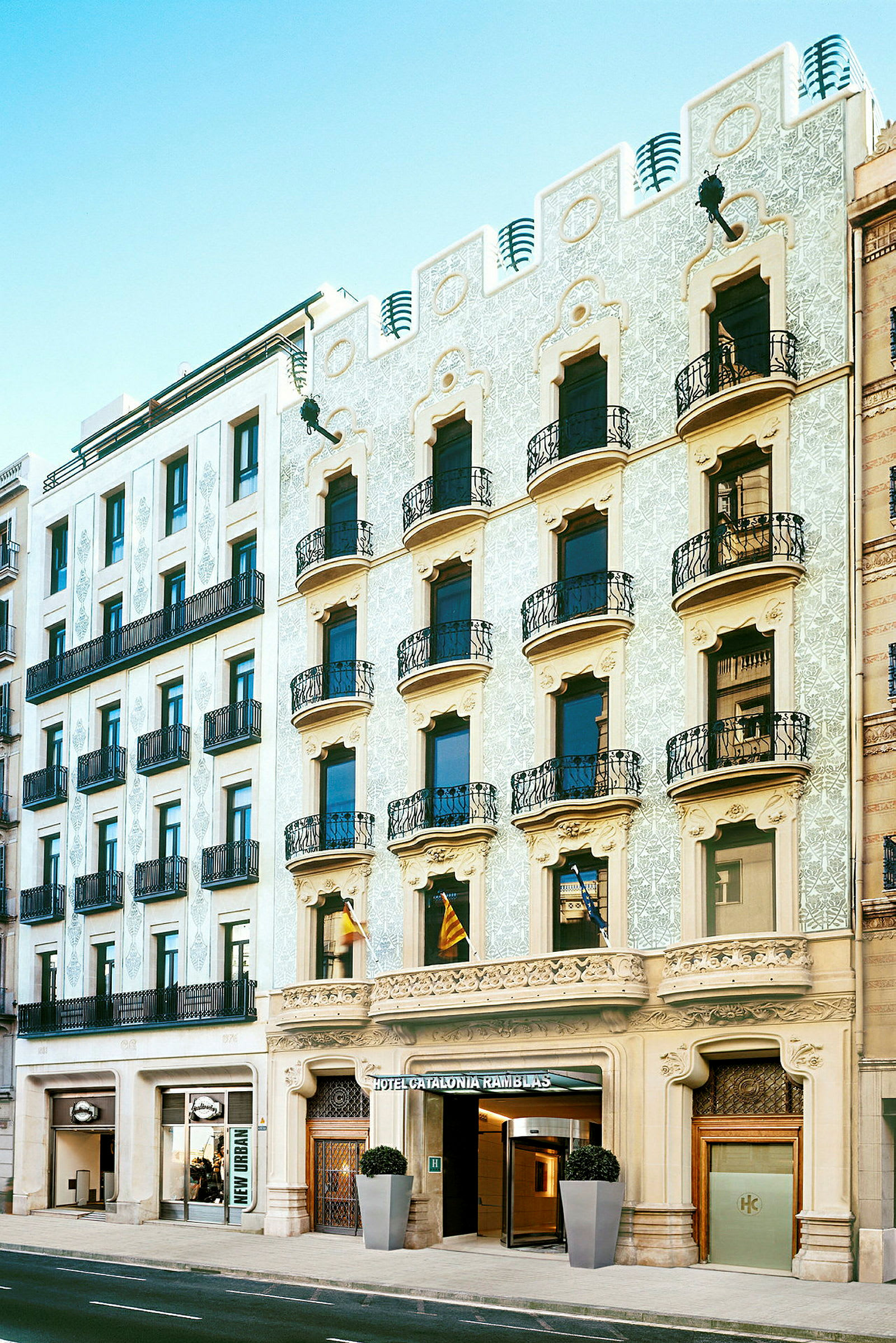 Fasaden på ett hotell med balkonger och dekorativ arkitektur. (AI-genererad text)