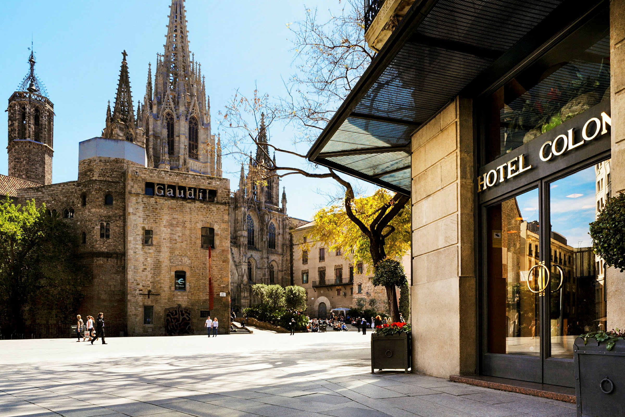 Hotell Colon i förgrunden, med kyrkan La Catedral de Barcelona i bakgrunden. (AI-genererad text)