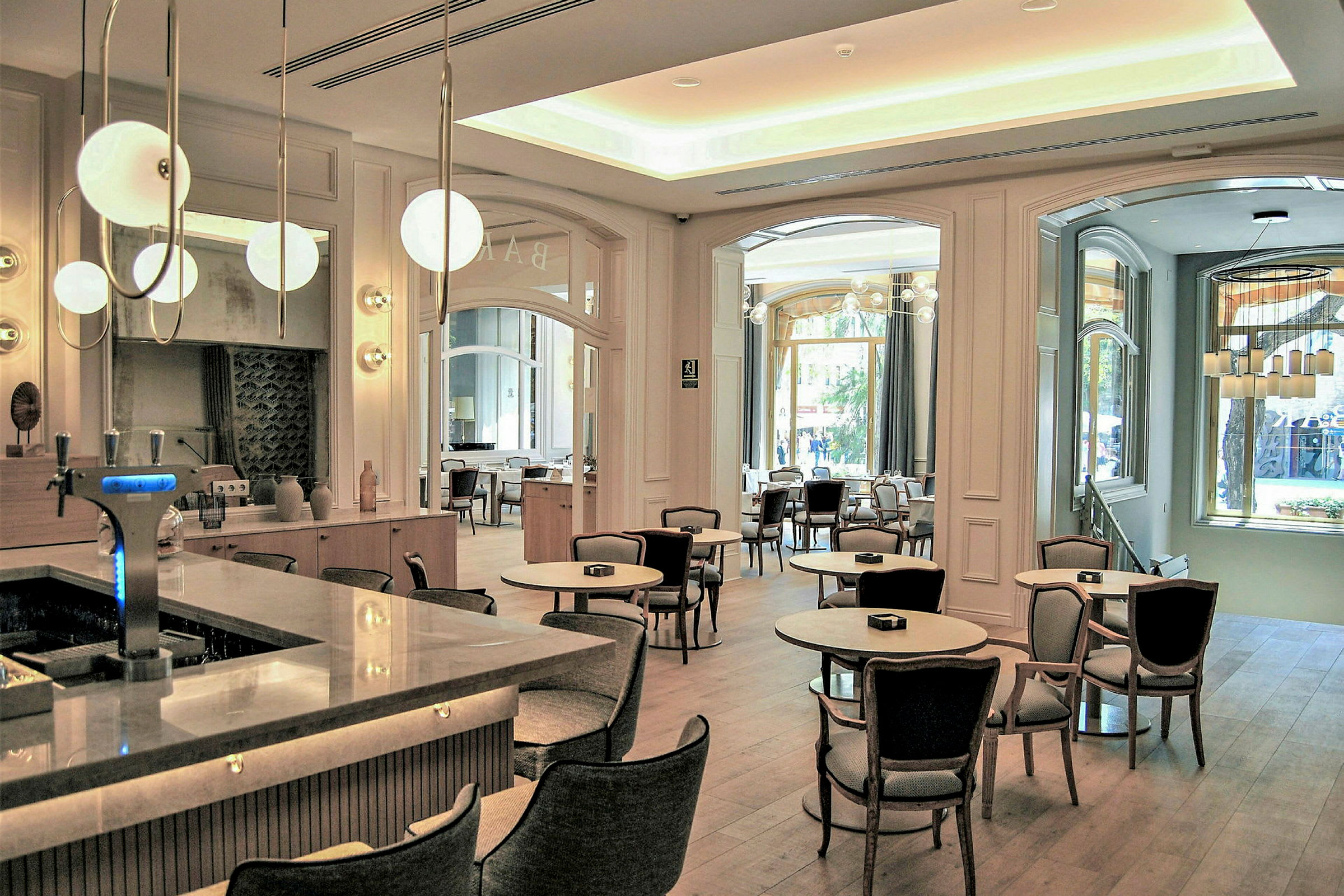 Interiör av en modern restaurang med eleganta möbler och belysning. (AI-genererad text)
