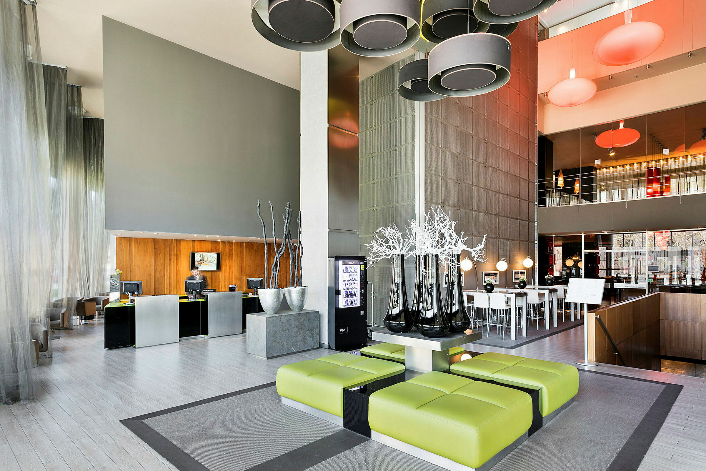 Modern hotellobby med sittgrupper, reception och dekorativa element. (AI-genererad text)