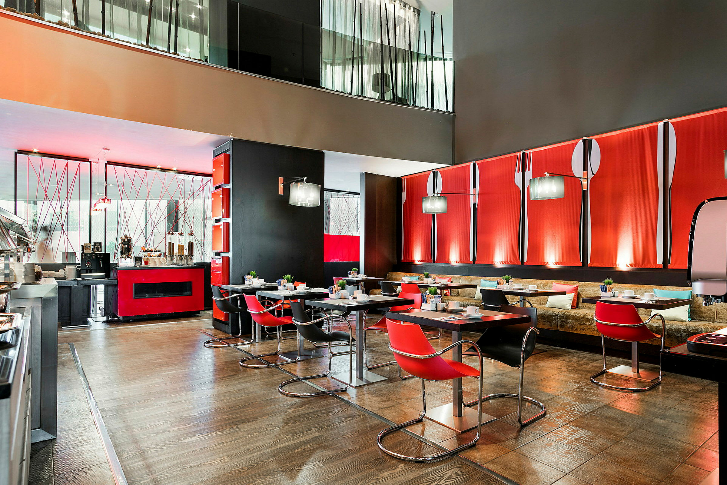 Restauranginteriör med ett modernt och stilrent designkoncept i rött och svart. (AI-genererad text)