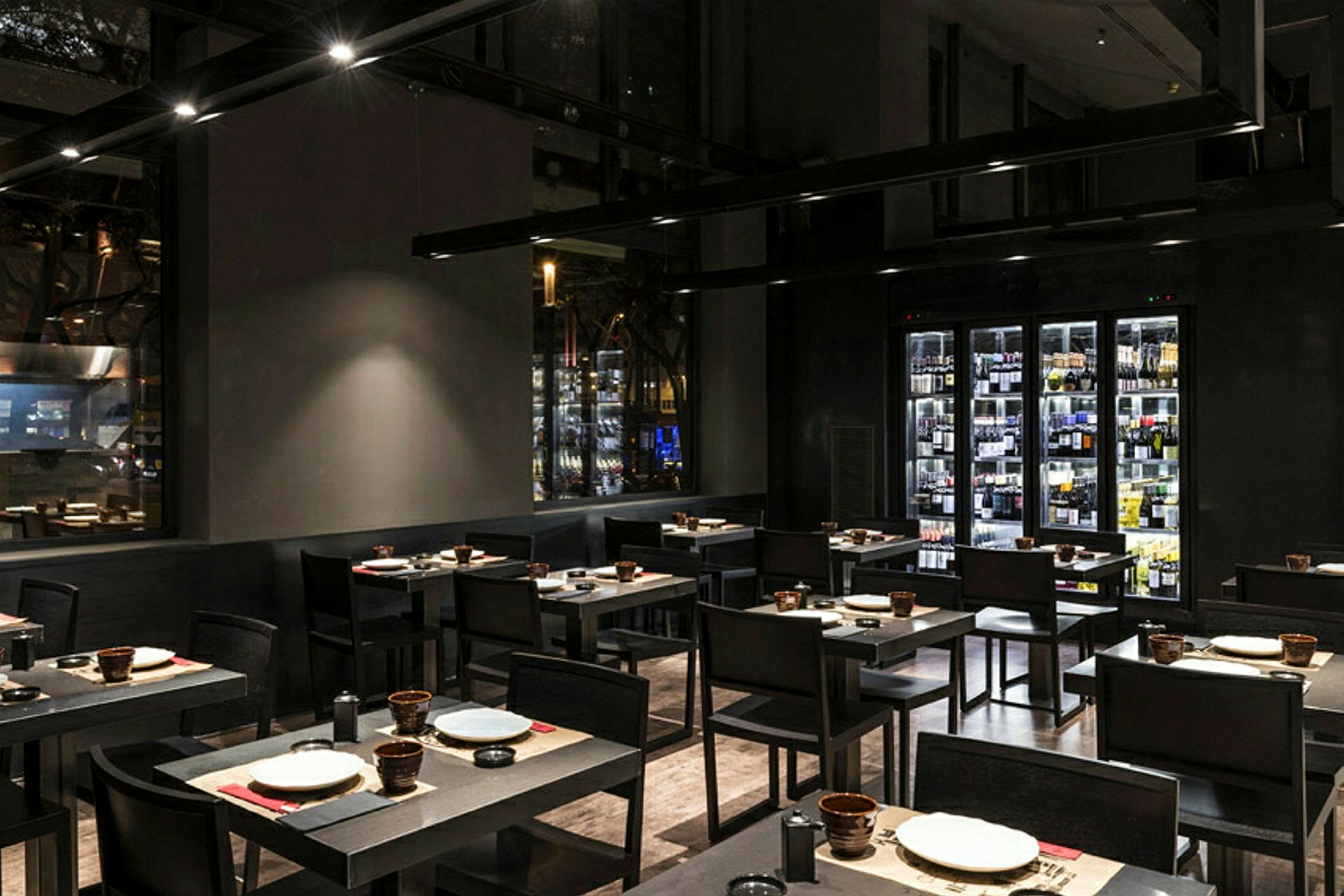 Restaurang med uppdukade bord och stolar i en modern miljö. (AI-genererad text)
