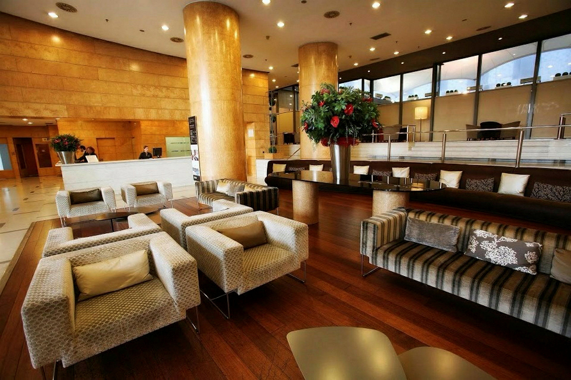 En elegant hotellobby med sittgrupper och modernt möblemang. (AI-genererad text)