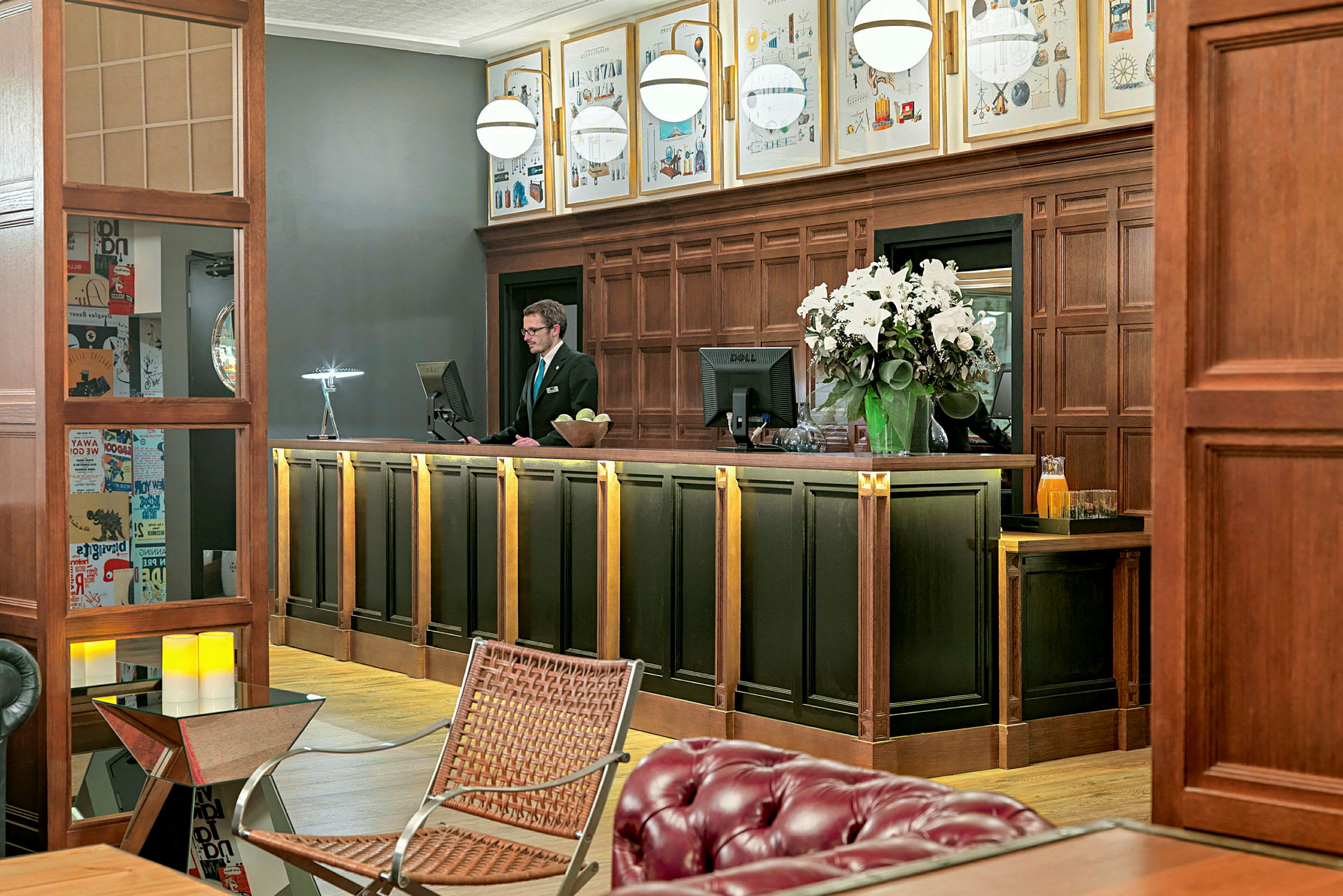 Reception med träpaneler och belysning, dekorerad med blommor. (AI-genererad text)
