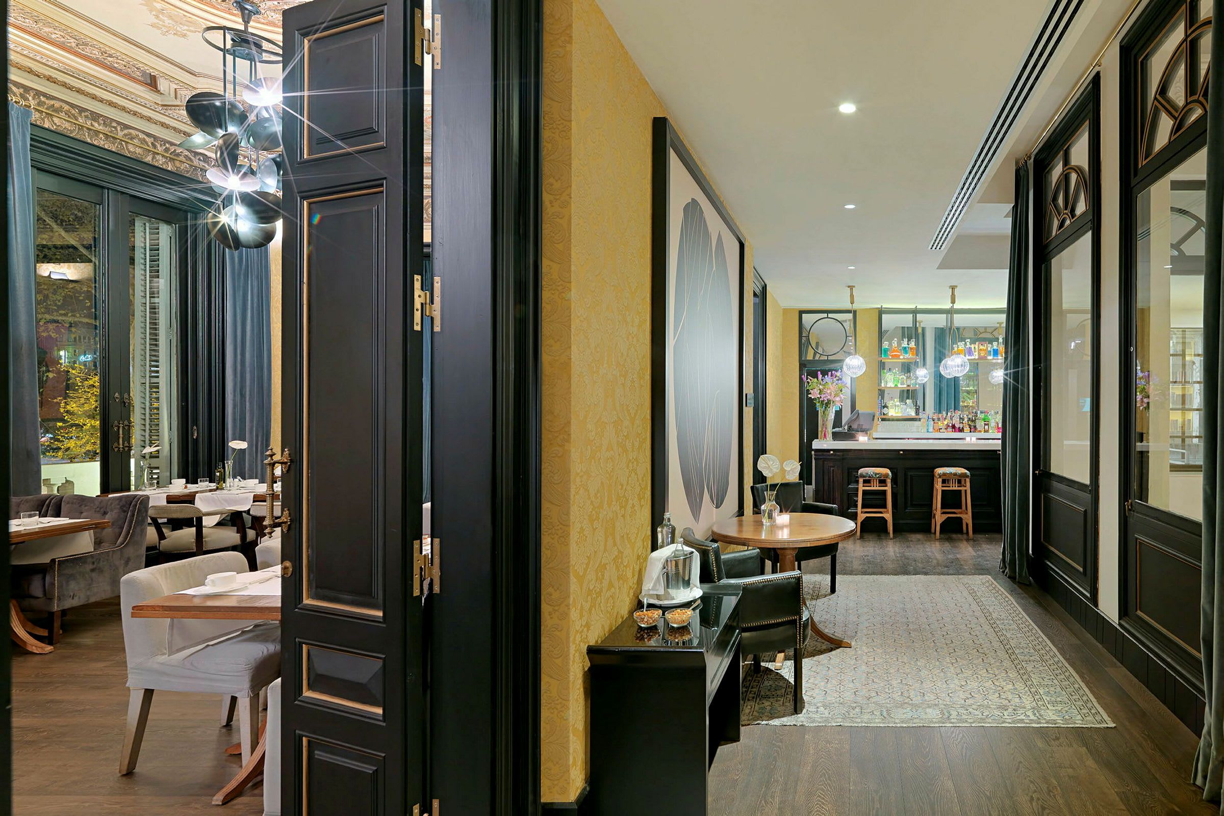 Interiör av en elegant restaurang med bord och stolar, samt en bar i bakgrunden. (AI-genererad text)