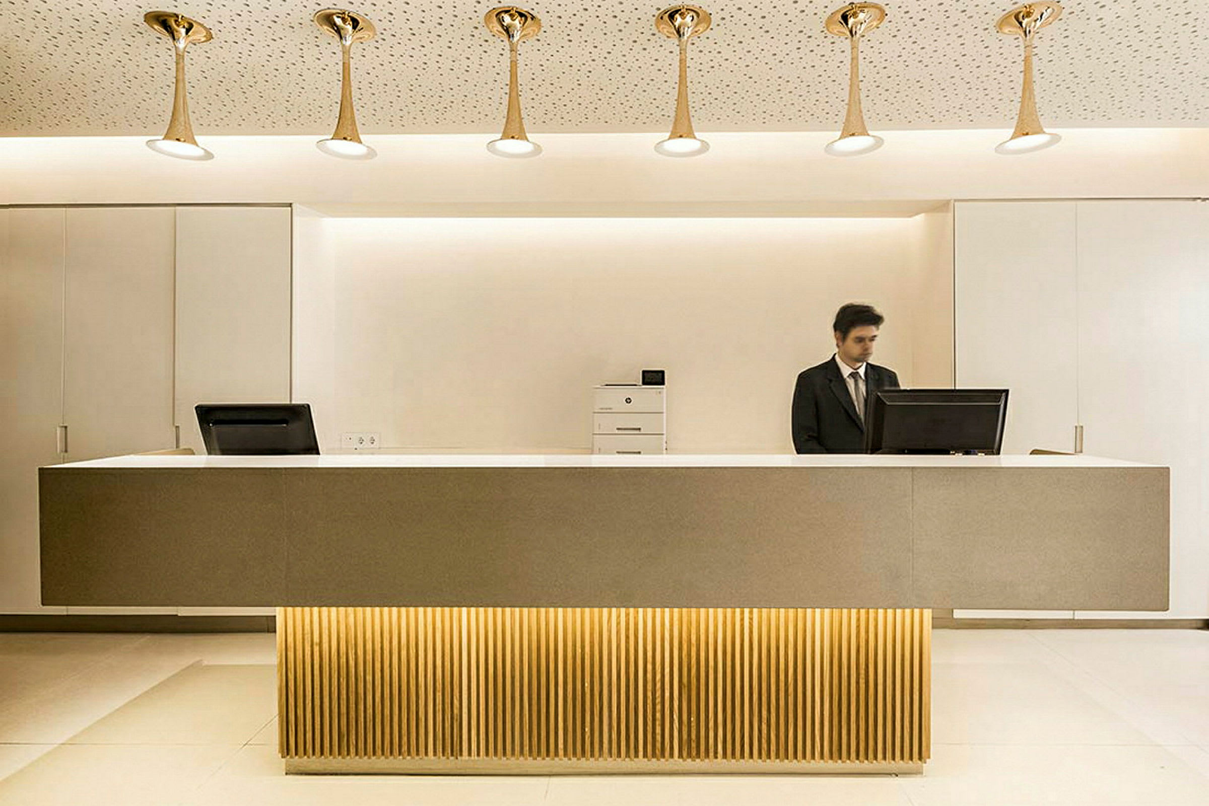 Reception med modern inredning och ljusa toner. (AI-genererad text)