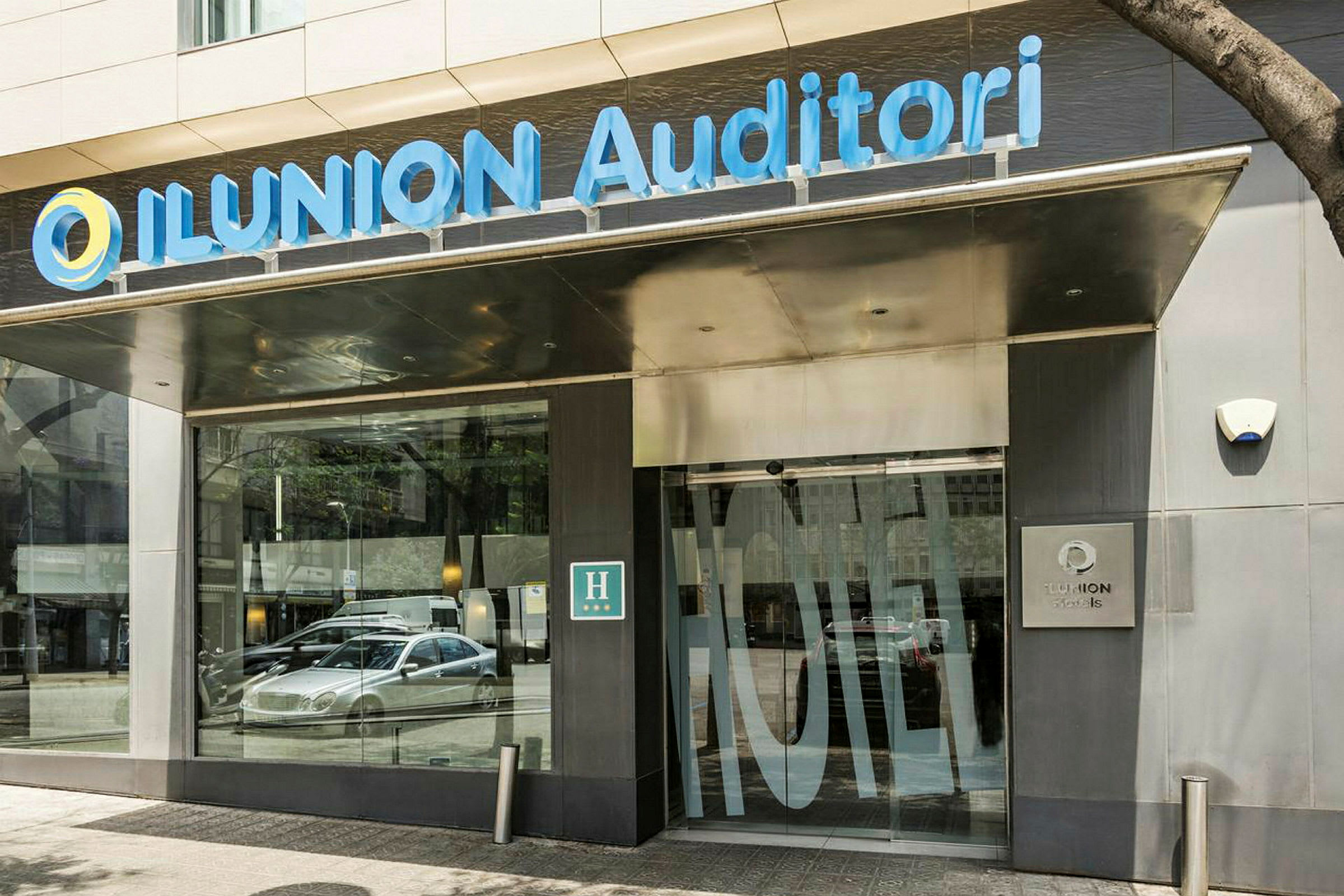Hotellingång med skylt som visar "Ilunion Auditori". (AI-genererad text)
