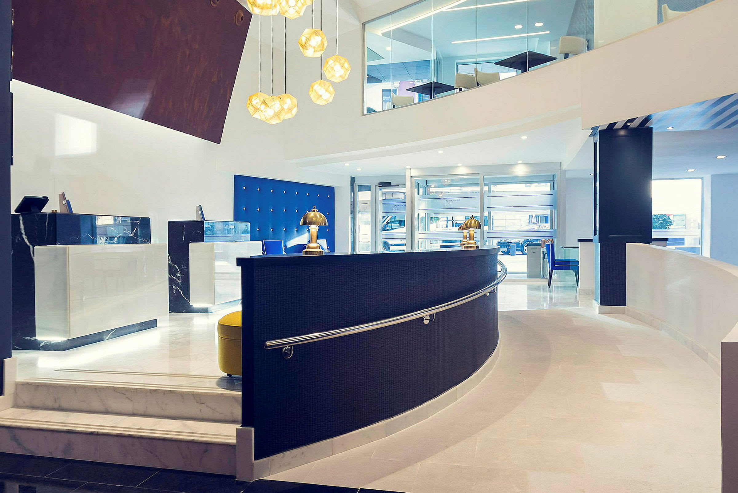 En hotellreception med eleganta bänkar och modern inredning. (AI-genererad text)