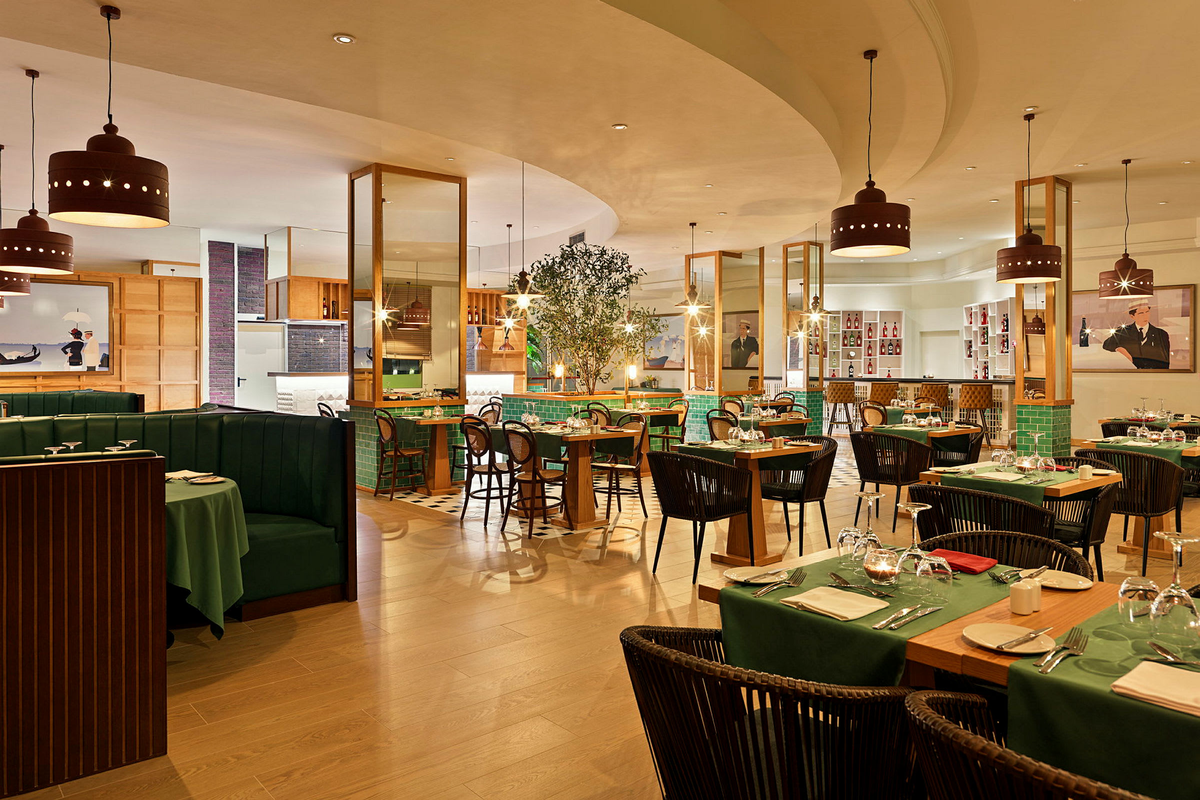Interiör av en restaurang med dukade bord, gröna borddukar och stilfull inredning. (AI-genererad text)