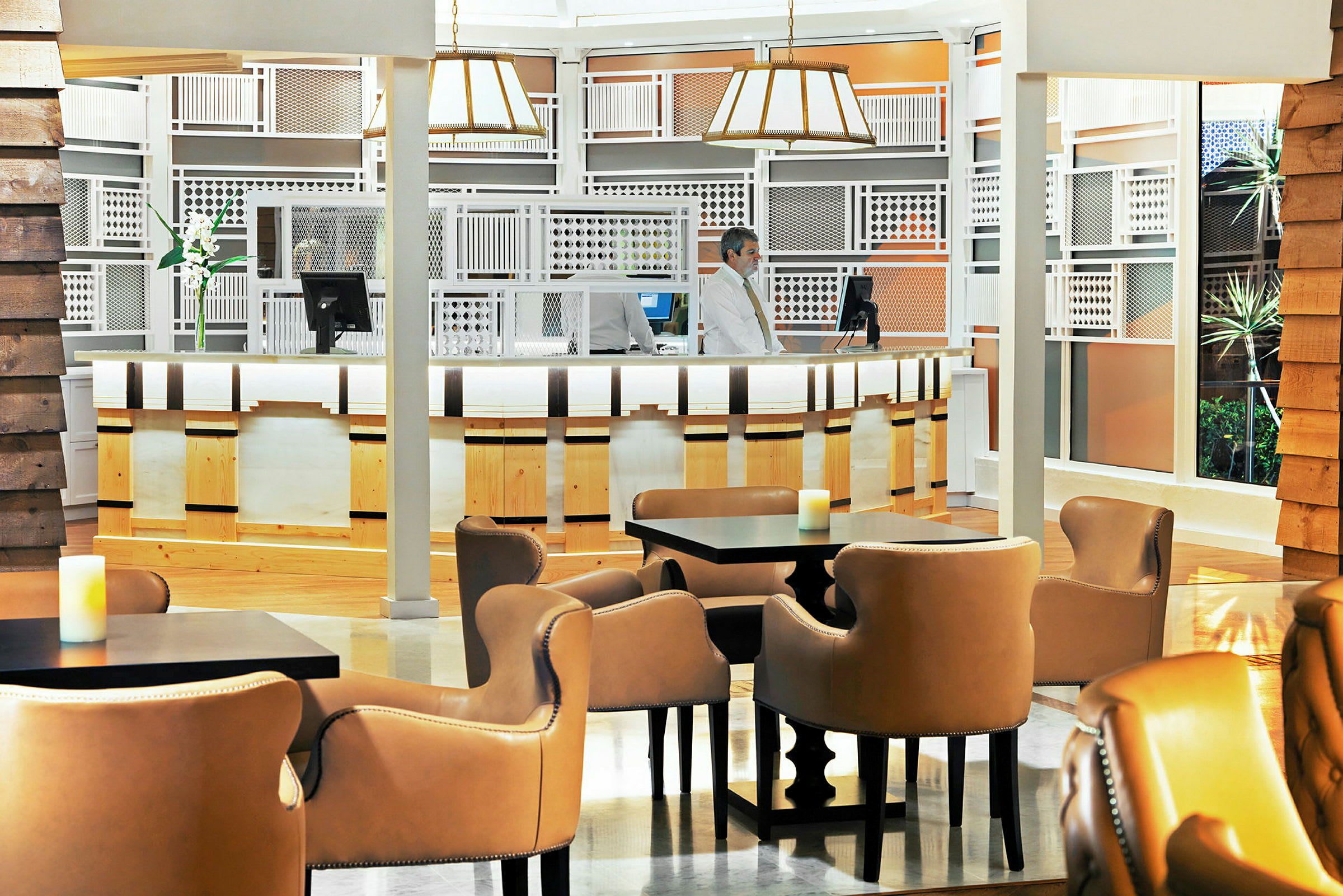 Reception med modern inredning och bekväma sittplatser. (AI-genererad text)