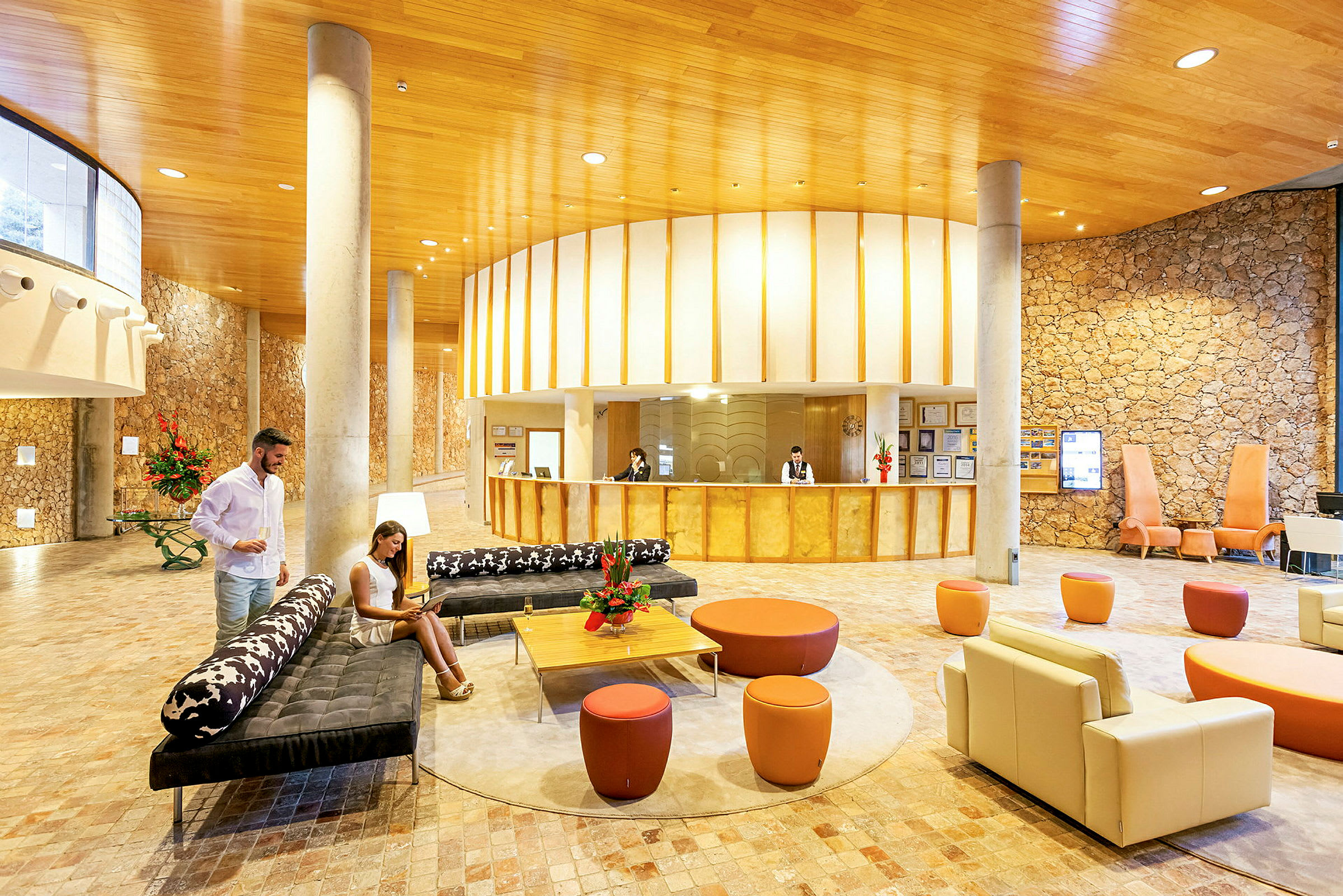 En lobby med sittplatser, ett receptionområde och stilfull inredning. (AI-genererad text)