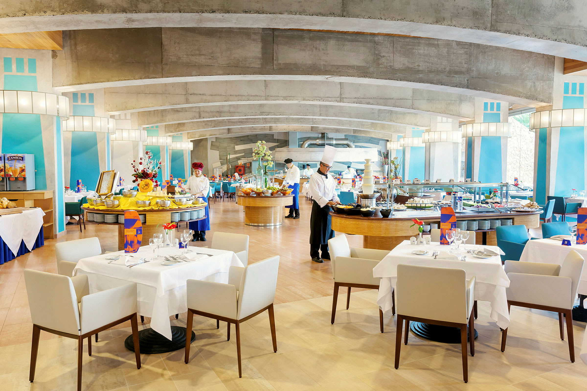 En restaurang med dukade bord och bufféområde, dekorerade med färgglada detaljer. (AI-genererad text)