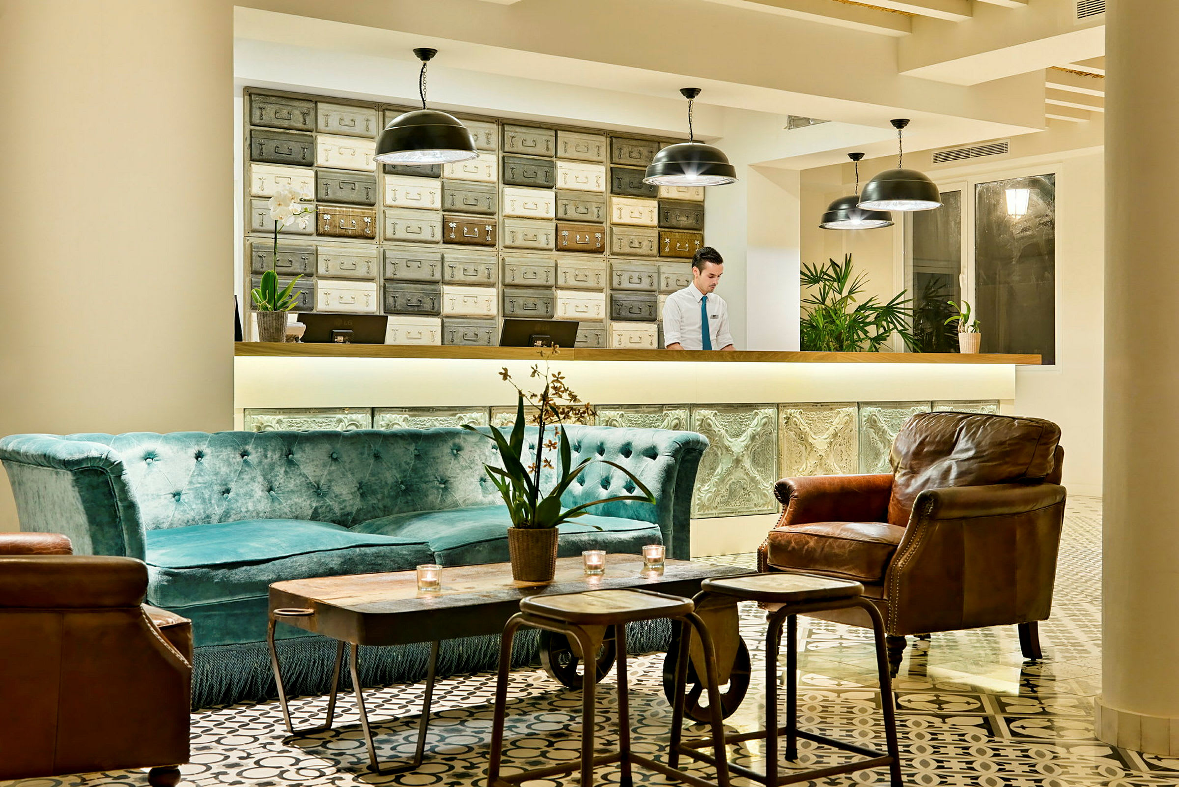 Receptionen i ett hotell med en charmig inredning inklusive sittmöbler och dekorativa detaljer. (AI-genererad text)