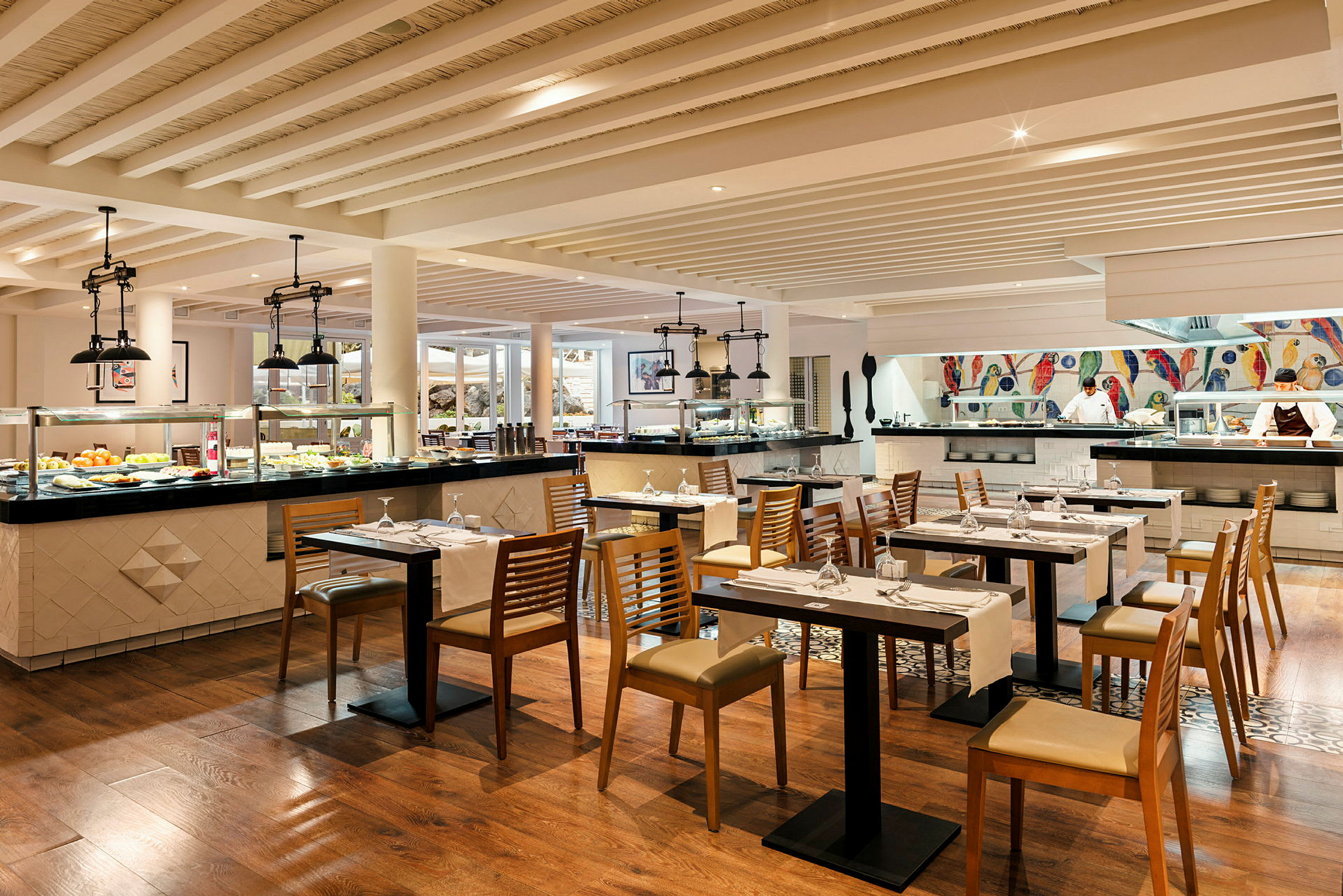 Interiör av en restaurang med dukade bord och en buffé. (AI-genererad text)
