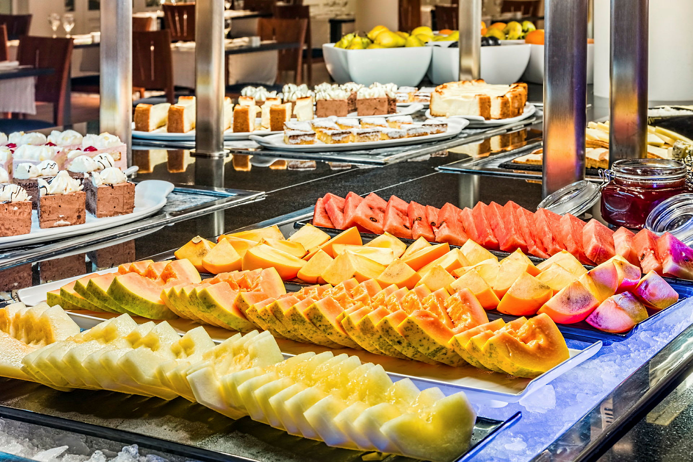 Buffé med färskt frukt och desserter på ett serveringsbord. (AI-genererad text)