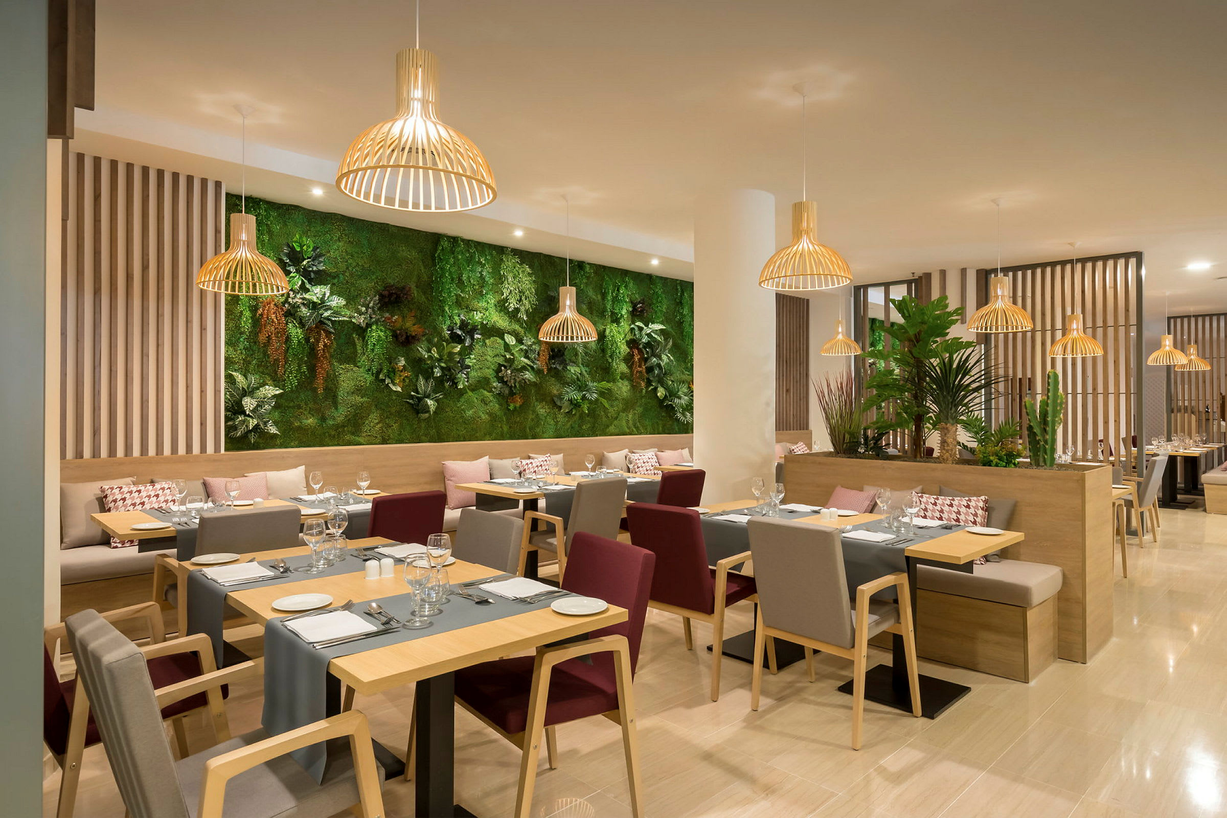 En modern restaurant med trämöbler och gröna växter som dekoration. (AI-genererad text)