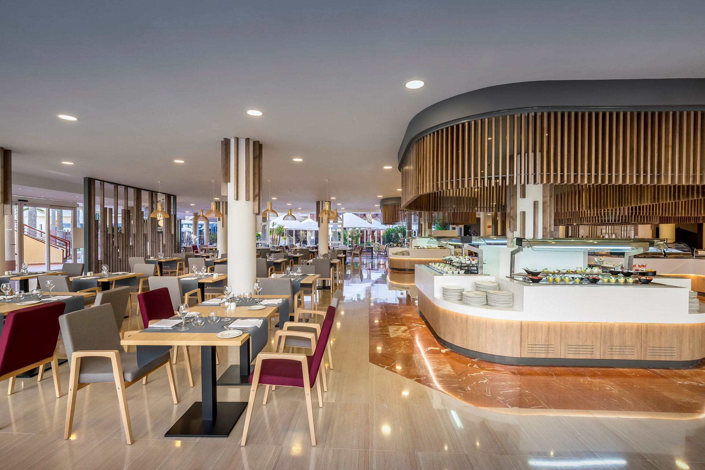 En modern restaurang med uppdukade bord och en buffé i det centrala området. (AI-genererad text)