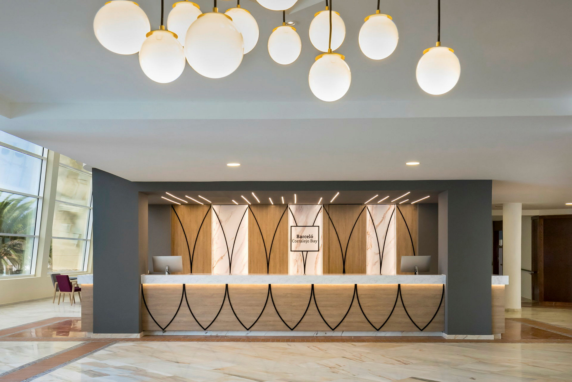 Reception i ett modernt hotell med elegant inredning. (AI-genererad text)