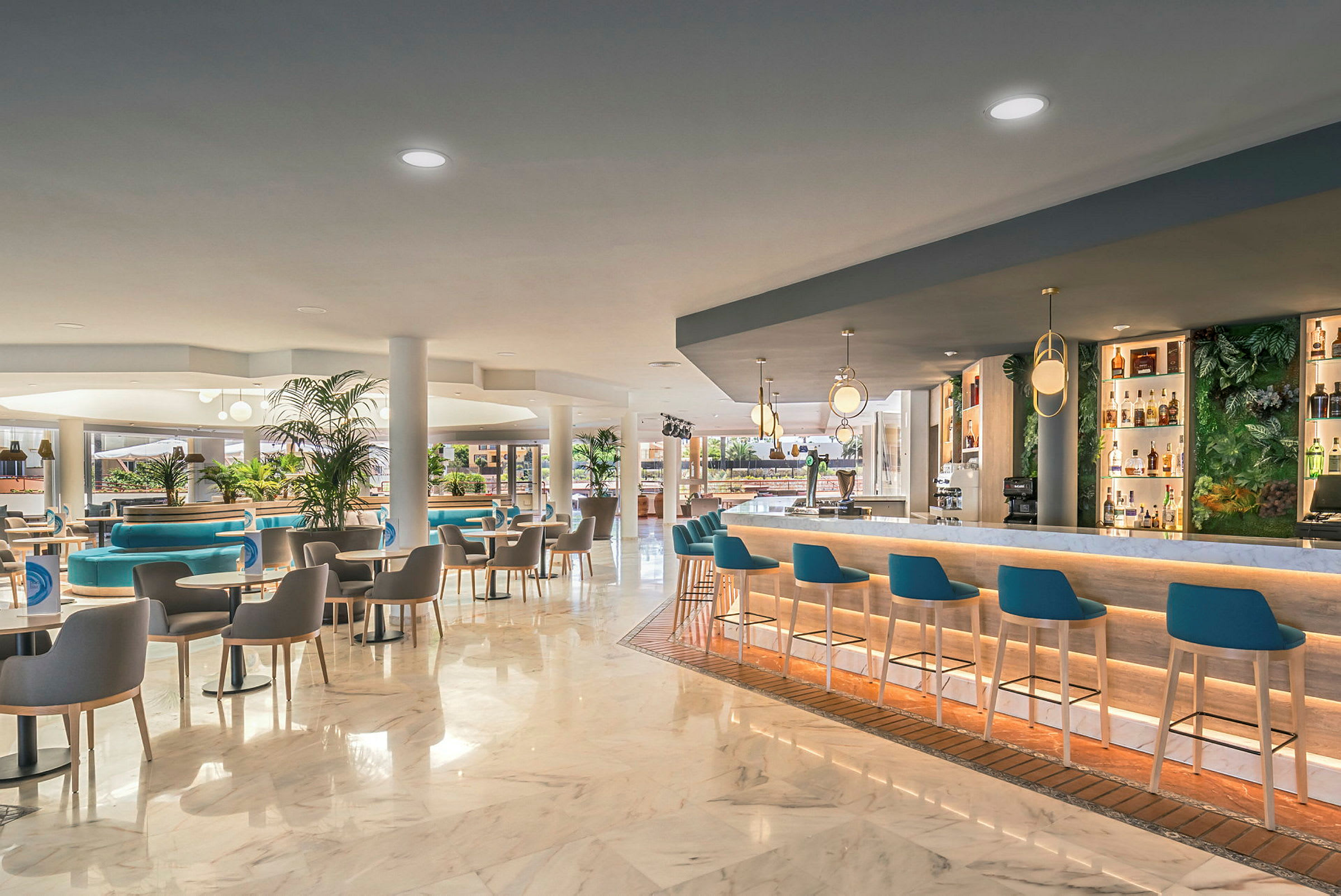 En elegant hotellbar med sittplatser, belysning och en modern inredning. (AI-genererad text)