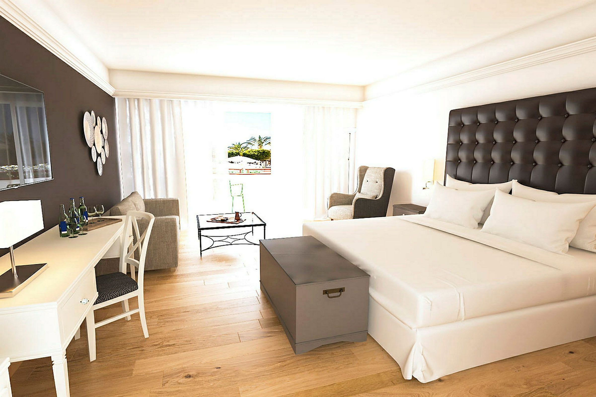 Ett ljust hotellrum med en stor säng, skrivbord, fåtöljer och ett glasbord. Fönster vetter ut mot en solig balkong. (AI-genererad text)