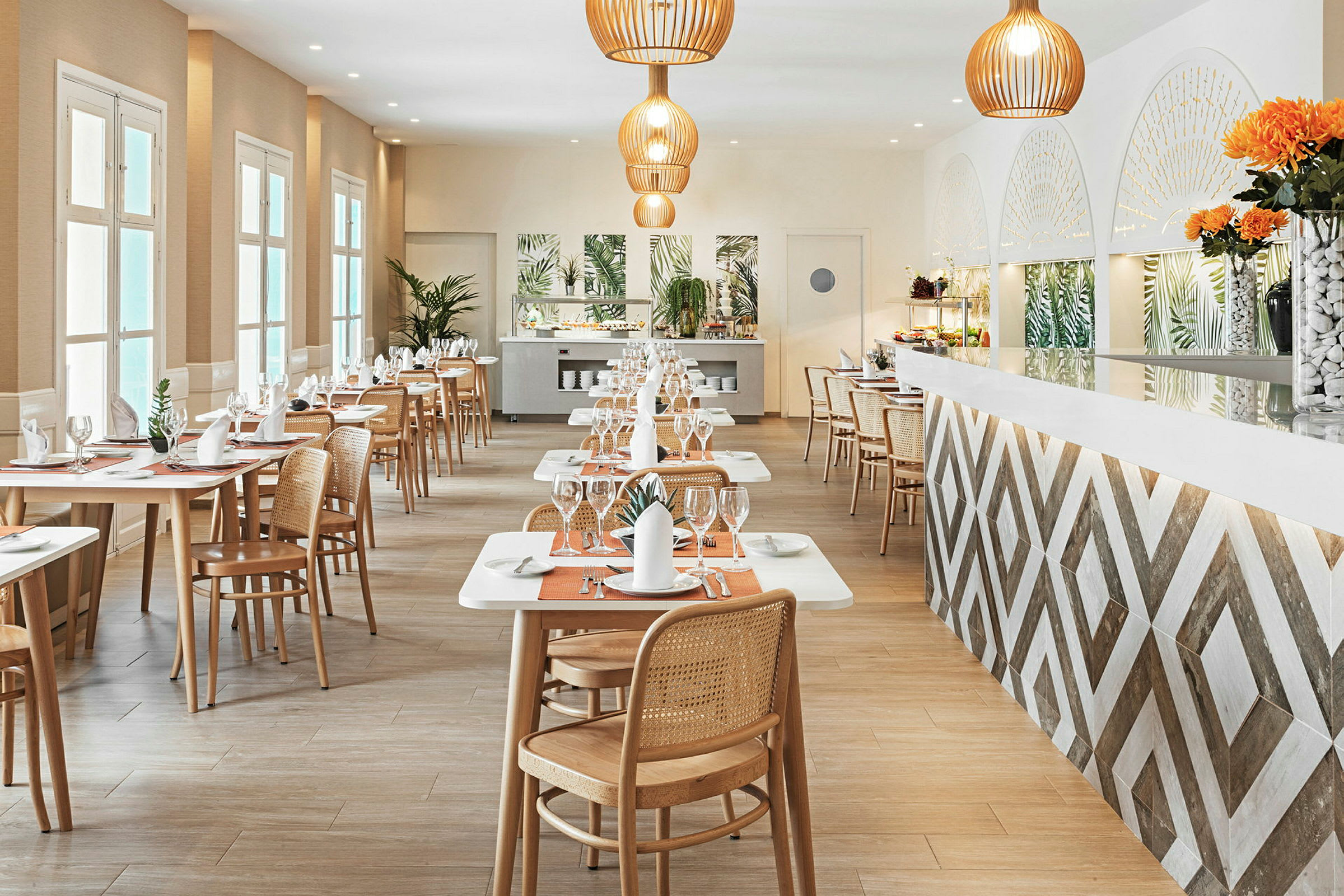 En modern restaurang med trästolar och dukade bord, utsmyckad med växter och orange detaljer. (AI-genererad text)