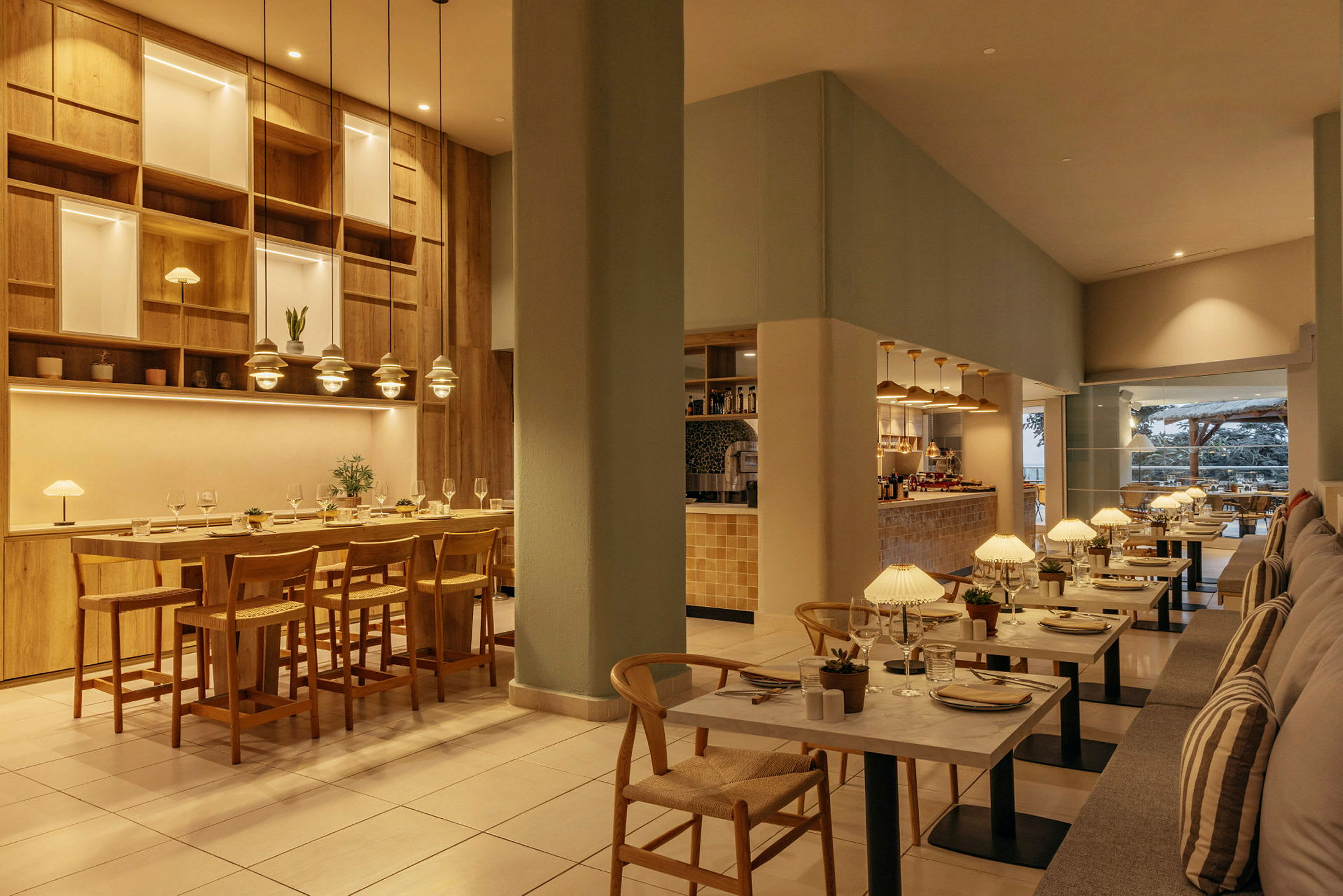 En elegant restaurang med trämöbler och bordsbelysning. (AI-genererad text)