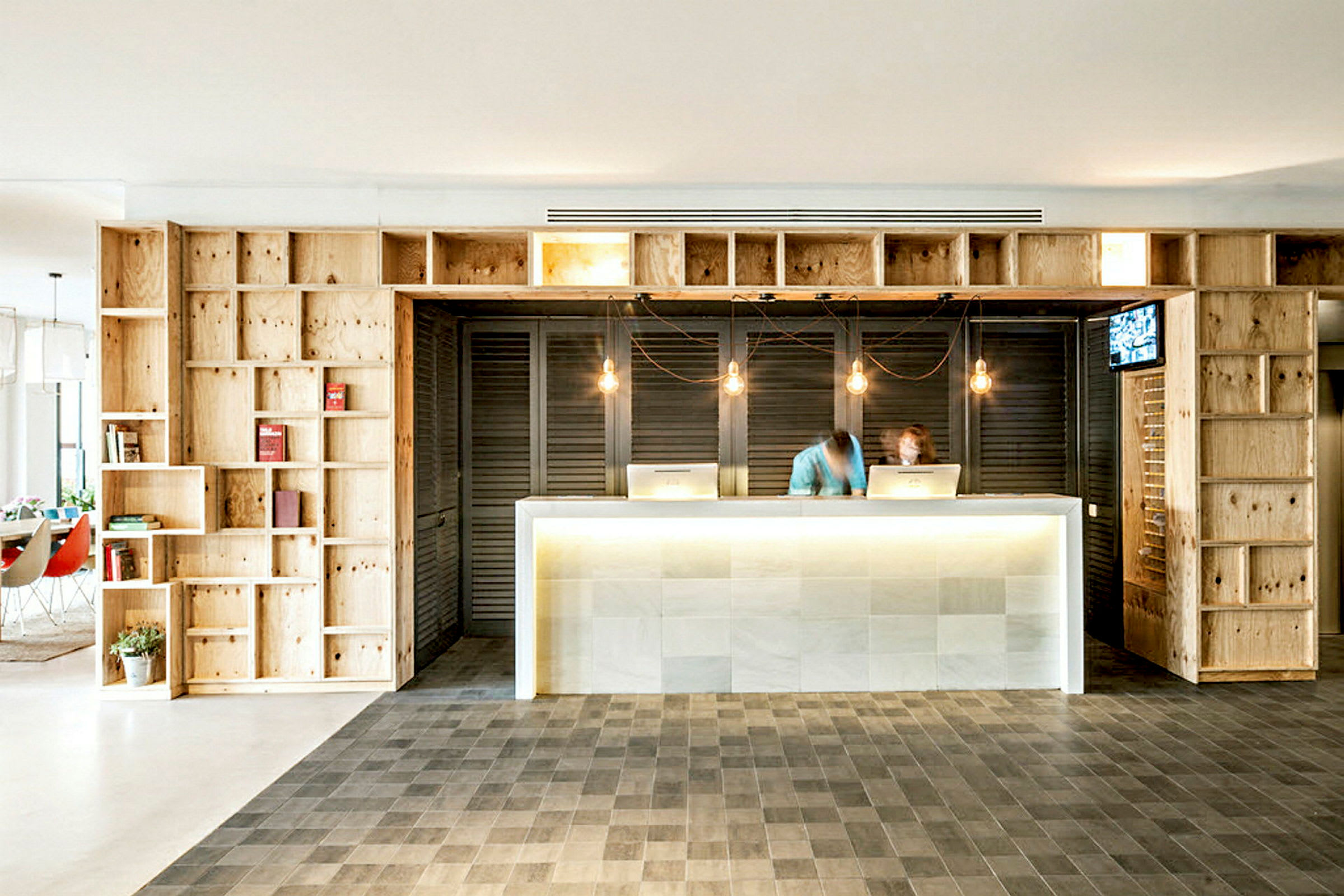 Reception med en modern inredning, inbyggda hyllor och elegant belysning. (AI-genererad text)