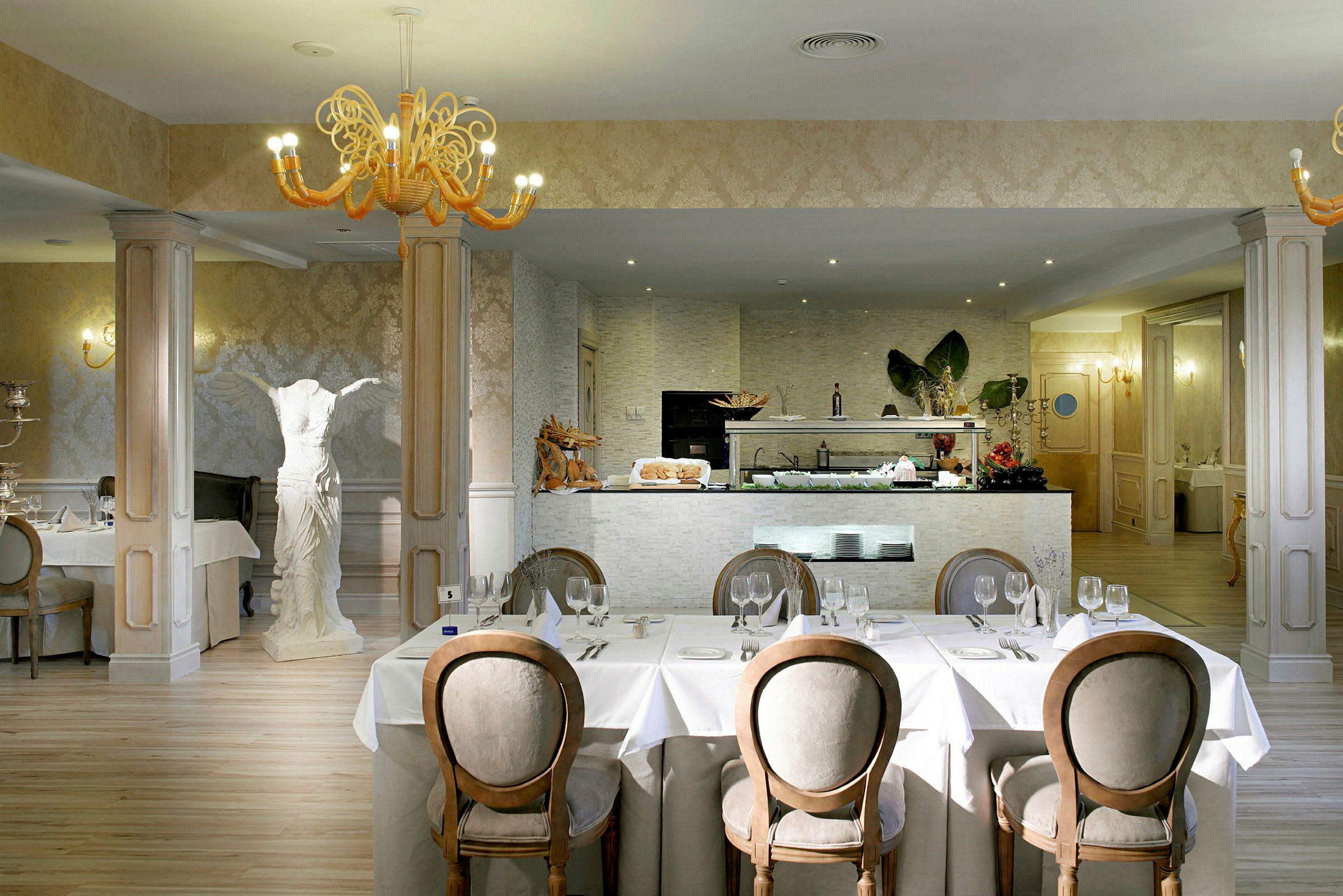 Bild av en elegant restaurangmiljö med vackert dukade bord och en klassisk inredning. (AI-genererad text)