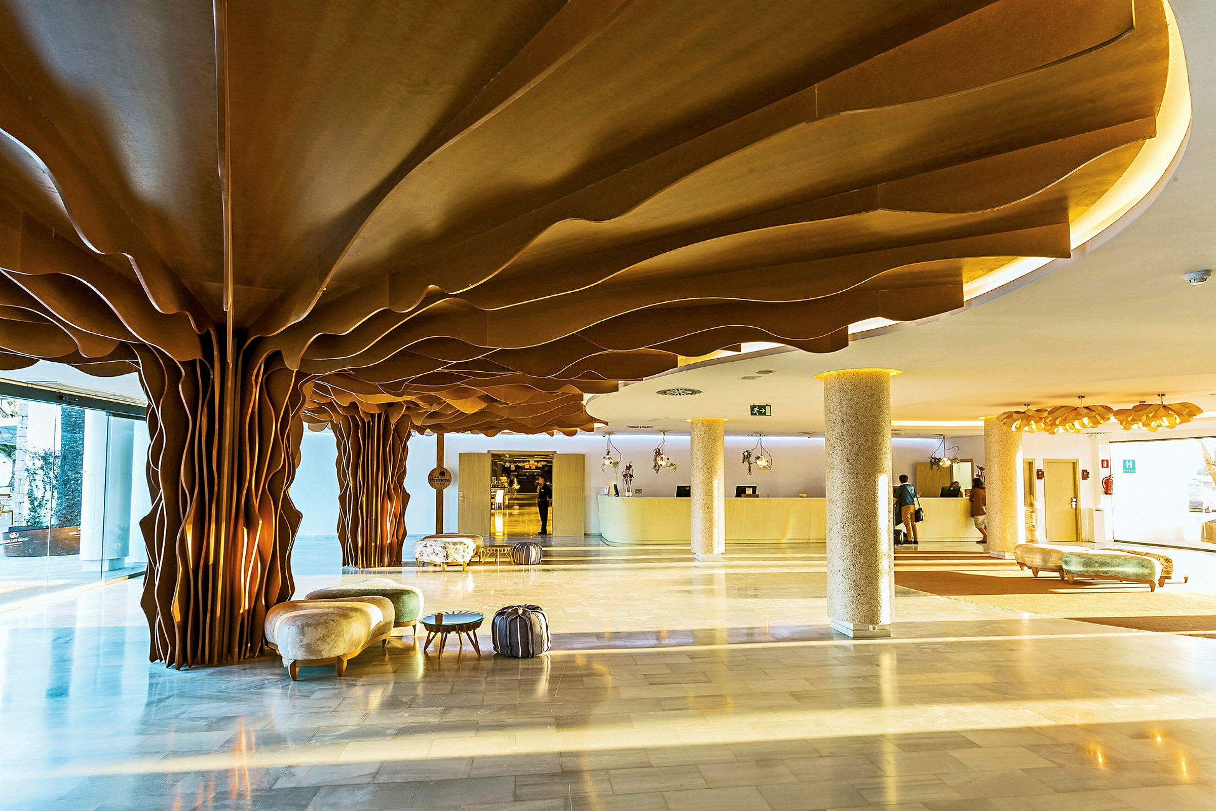 Ljus hotellobby med unik vågig takstruktur och sittmöbler. (AI-genererad text)