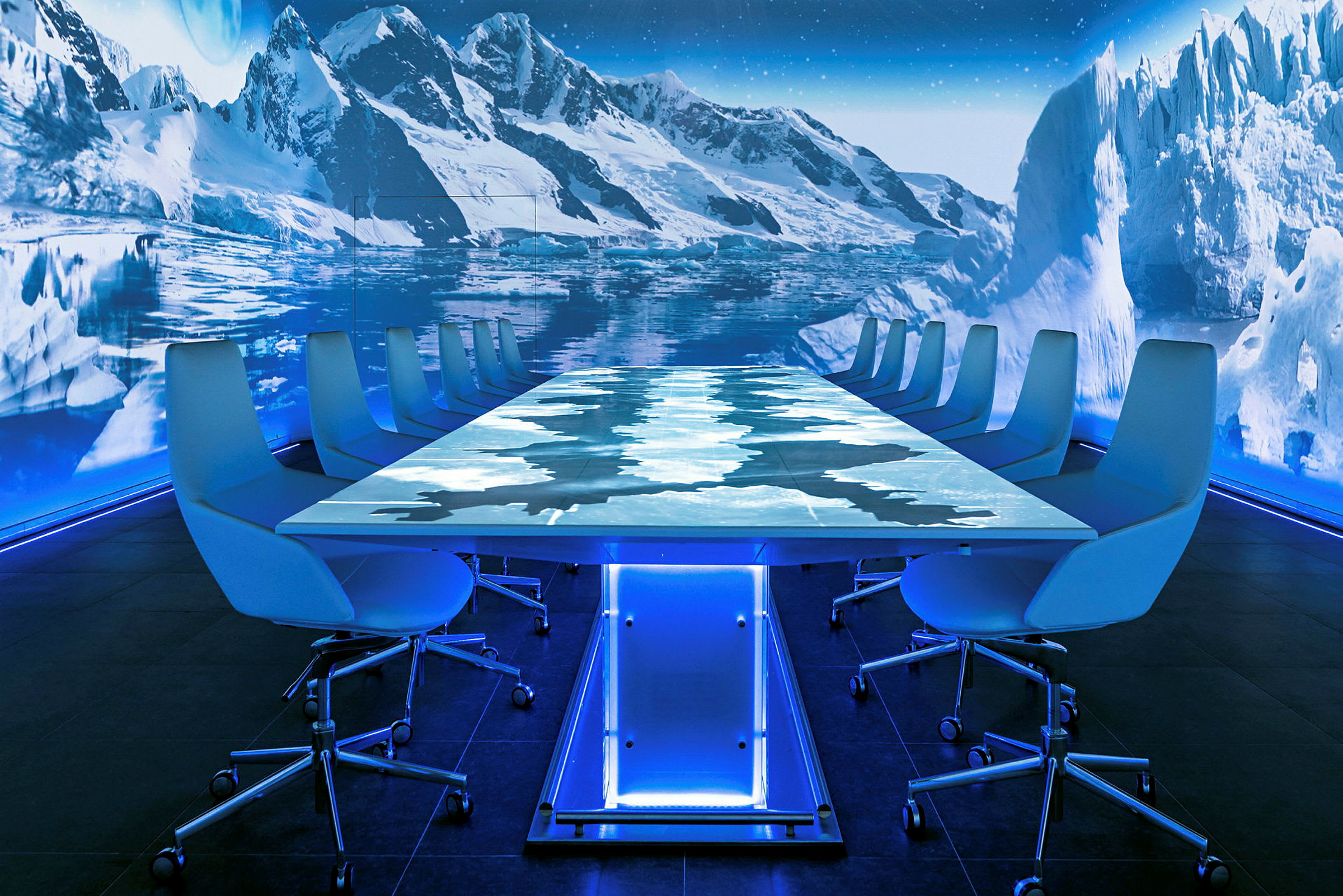 Ett konferensrum med isbergsdesign och blå belysning. (AI-genererad text)