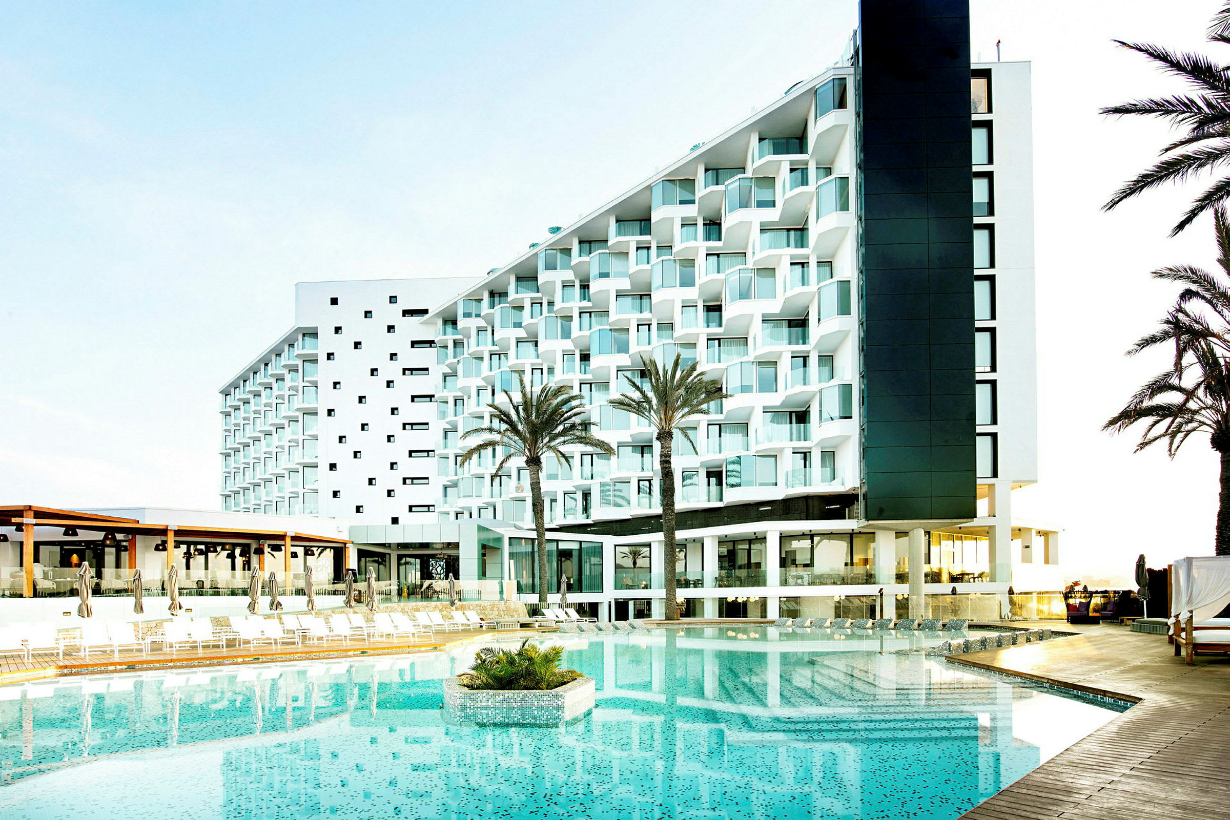 Hotell med pool och palmer. (AI-genererad text)