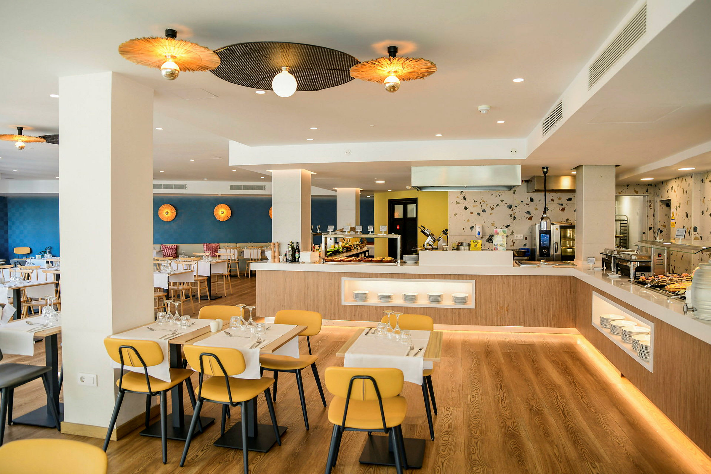 En modern restaurang med sittplatser och bufféområde. (AI-genererad text)