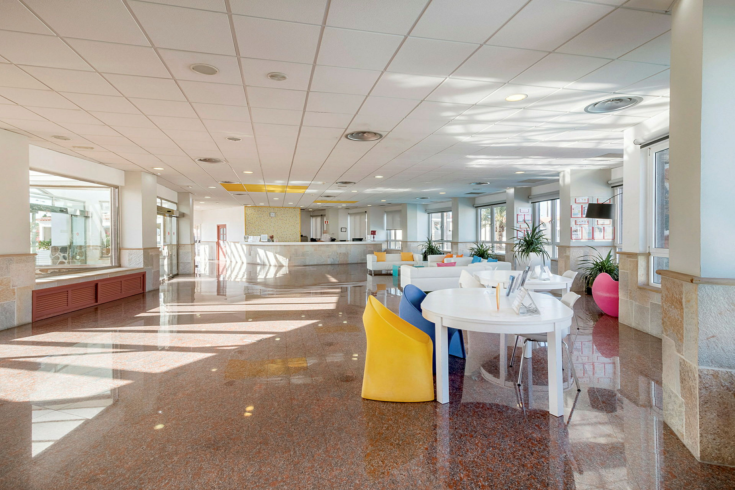 Bild av en hotellobby med en receptionsdisk och sittplatser. (AI-genererad text)