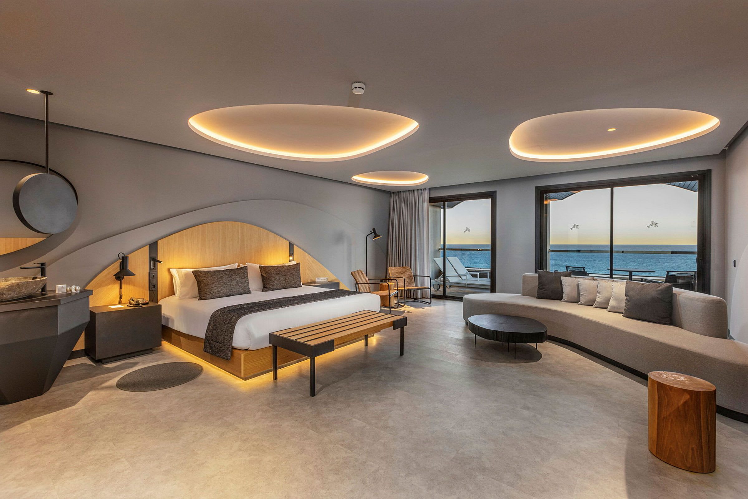 Lyxigt hotellrum med utsikt mot havet, modern inredning och stora fönster. (AI-genererad text)