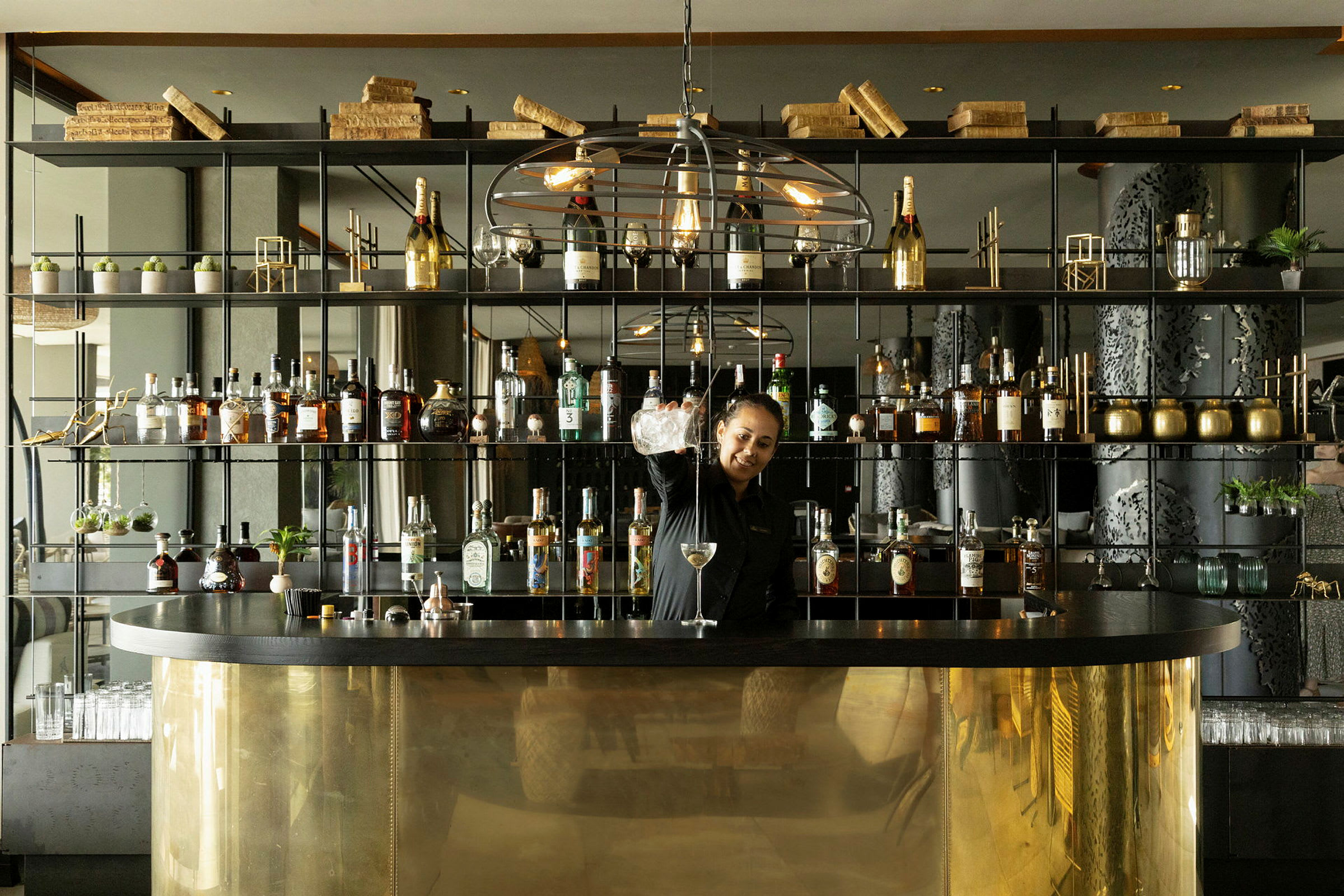 En elegant bar med olika flaskor och glas på hyllor. (AI-genererad text)