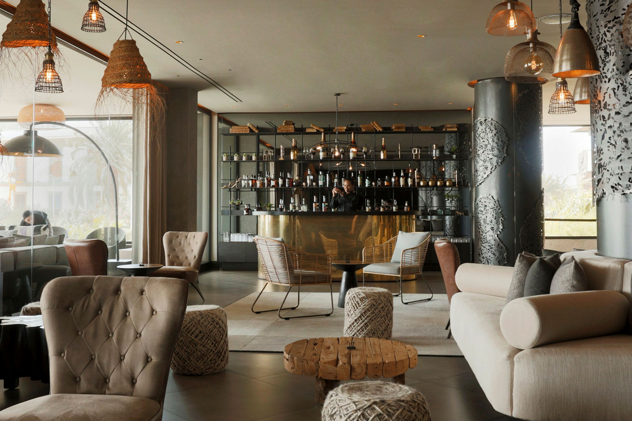 En stilfull hotellounge med elegant inredning, sittgrupper och en välutrustad bar. (AI-genererad text)