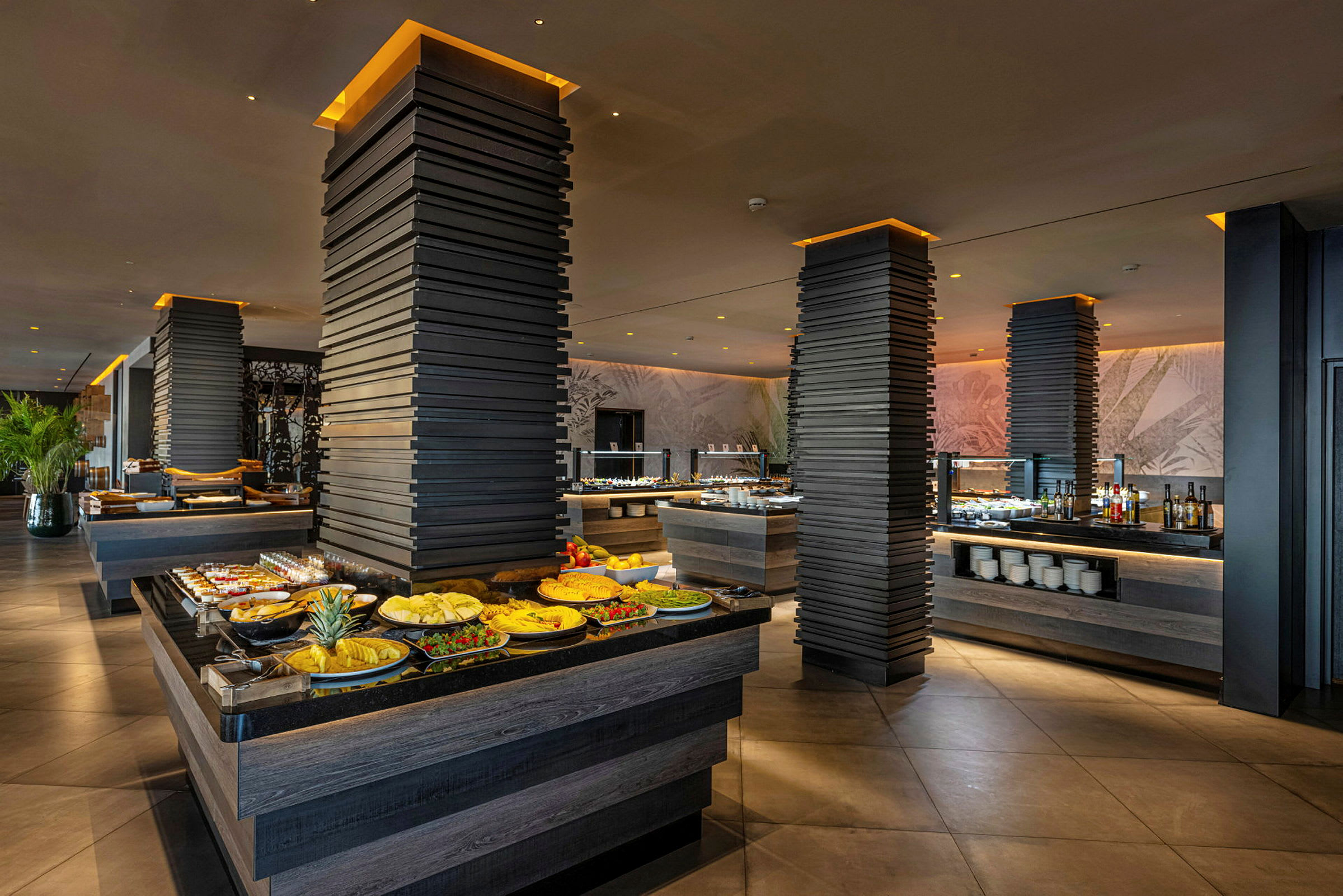 En restaurang med en buffé som serverar olika maträtter på bord. (AI-genererad text)