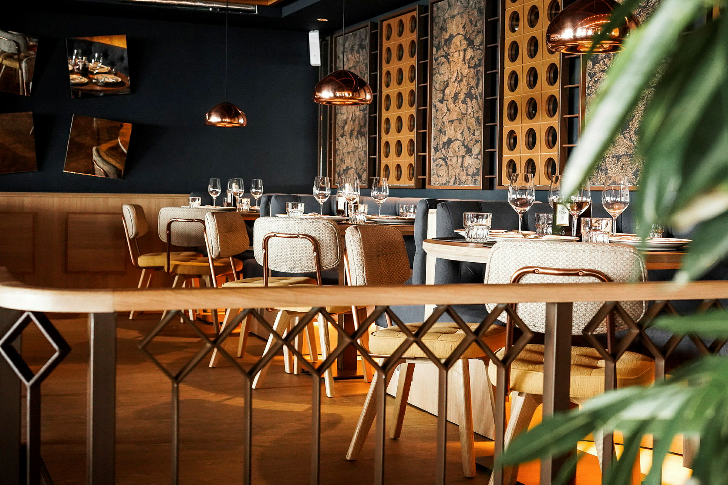 En stilfull restaurang med dukade bord och eleganta inredningsdetaljer. (AI-genererad text)