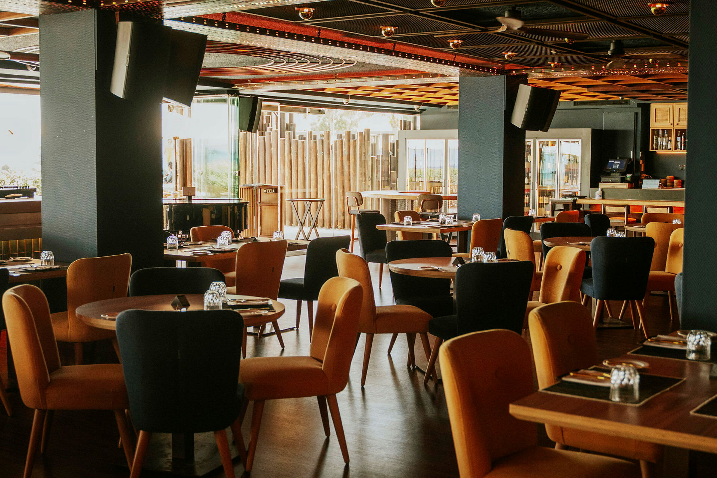 Restaurang med bord och stolar i en modern inredning. (AI-genererad text)
