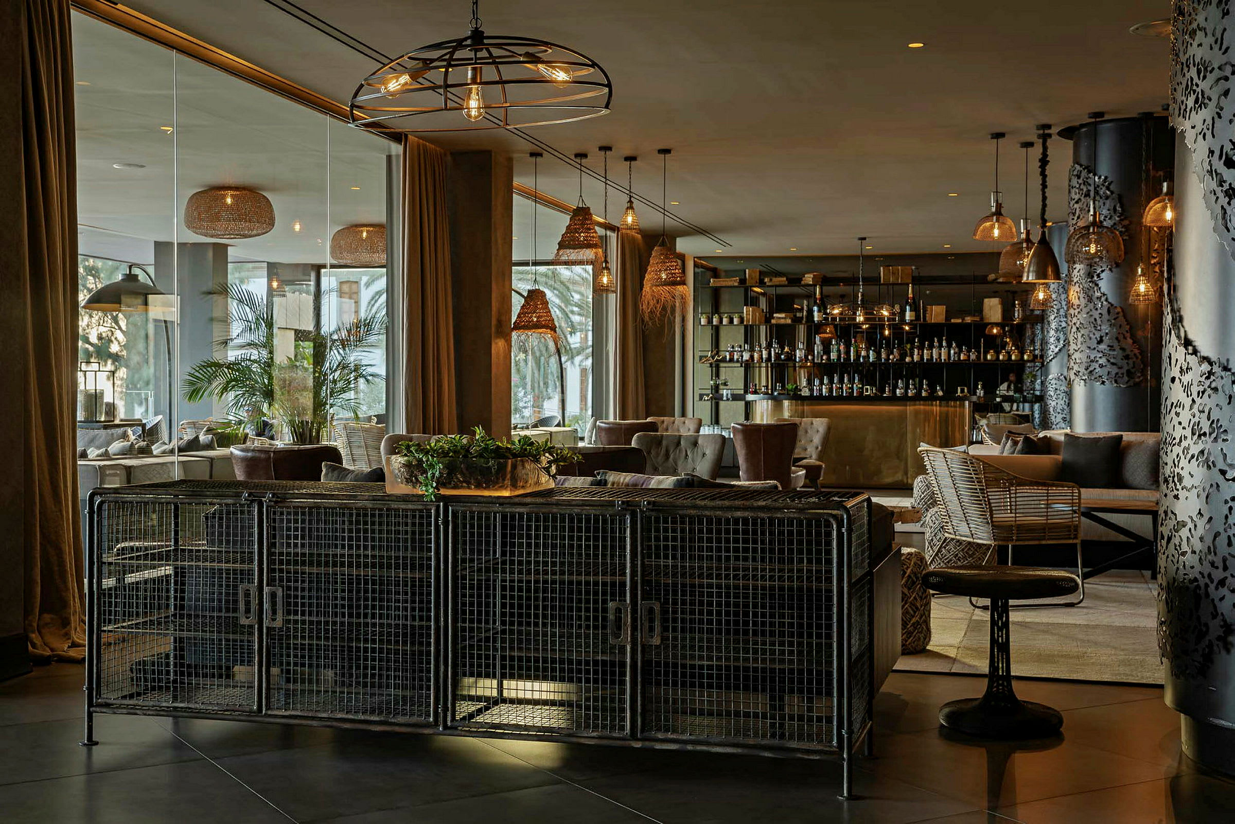 En stilfull restaurang eller lounge med elegant inredning och bekväma sittmöbler. Baren syns i bakgrunden. (AI-genererad text)