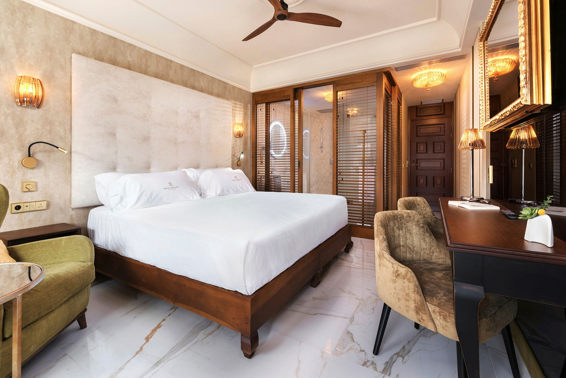 Modernt hotellrum med dubbelsäng, skrivbord och sittplatser. (AI-genererad text)